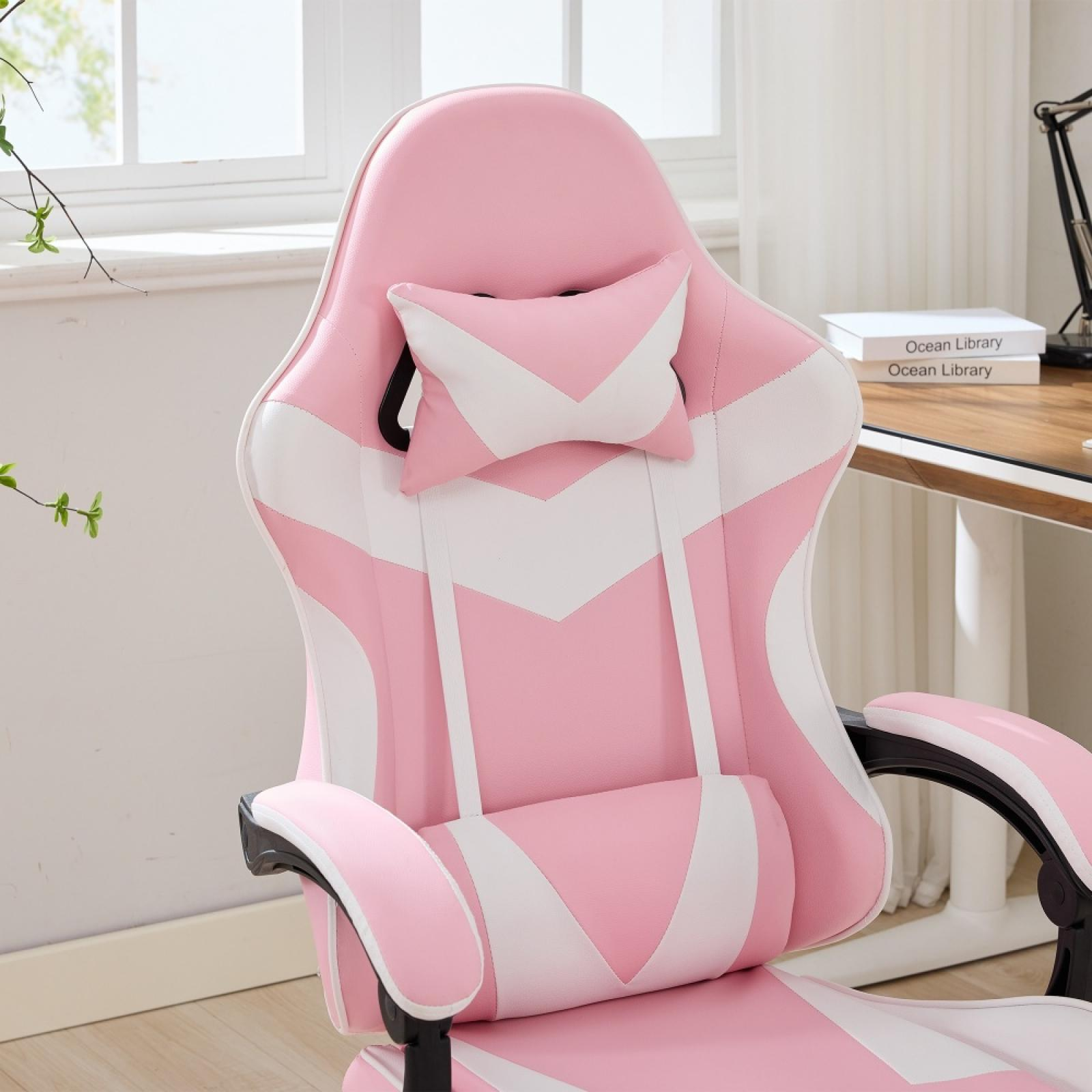 Rosa-weißer Gaming-Stuhl mit Kopf- und Lendenwirbelstütze. Weißes Chevron-Design. Bücher und eine Schreibtischlampe im Hintergrund.