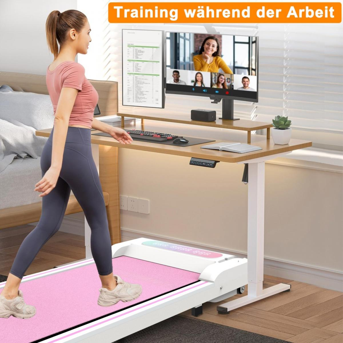 Eine Frau geht auf einem Laufband an einem Schreibtisch und nimmt an einem Videoanruf teil. Der Schreibtisch hat einen Monitor, eine Tastatur und eine kleine Pflanze.