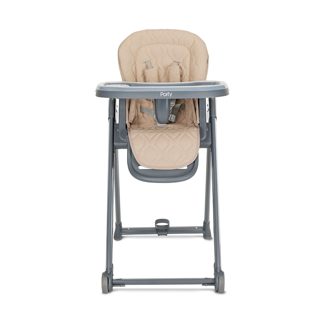 Ein beiger Babyhochstuhl mit grauem Gestell. Er hat ein Tablett und Sicherheitsgurte. Der Stuhl steht auf weißem Hintergrund.