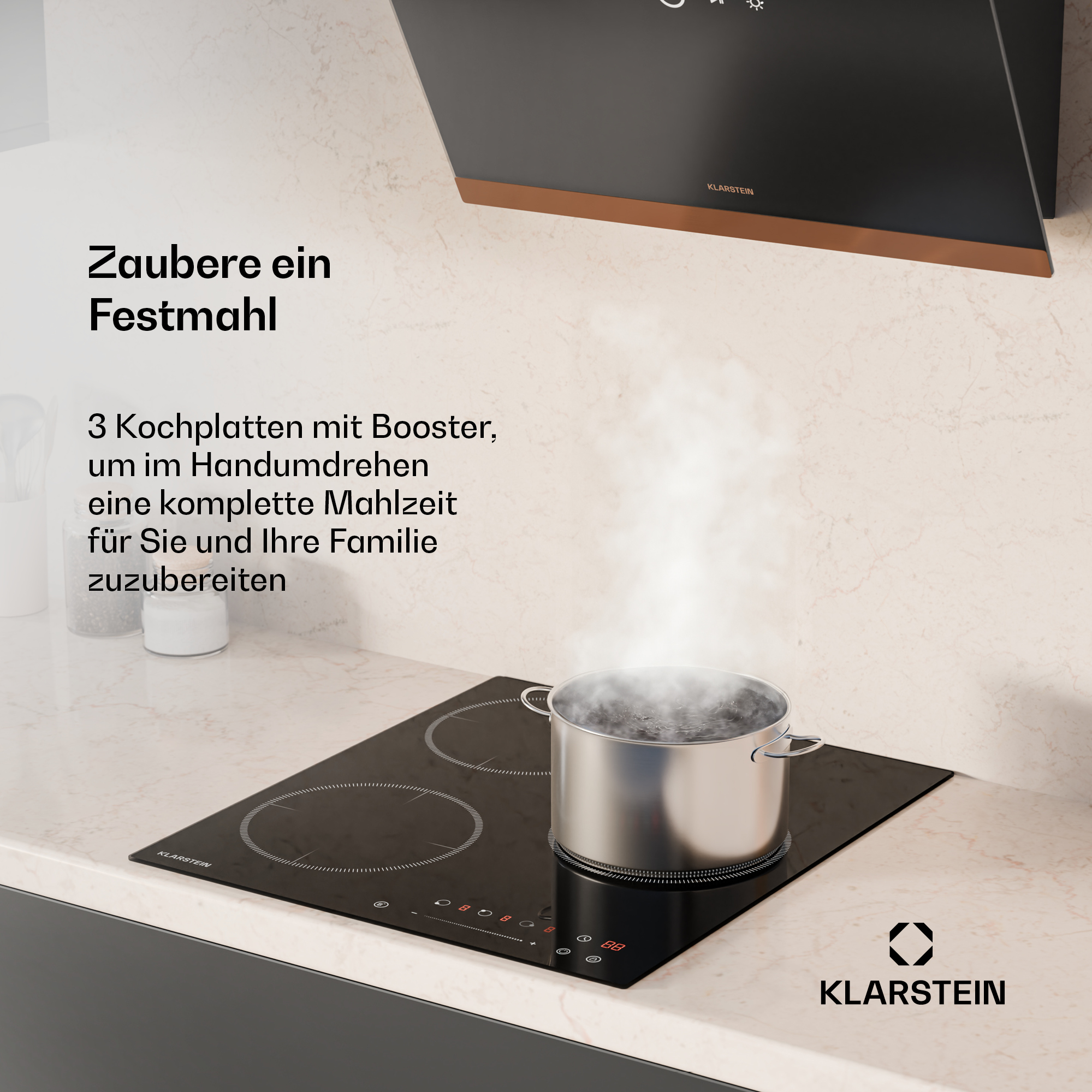 Schwarzes Kochfeld mit Topf mit kochendem Wasser. Darüber befindet sich eine Dunstabzugshaube. Klarstein-Logo rechts.