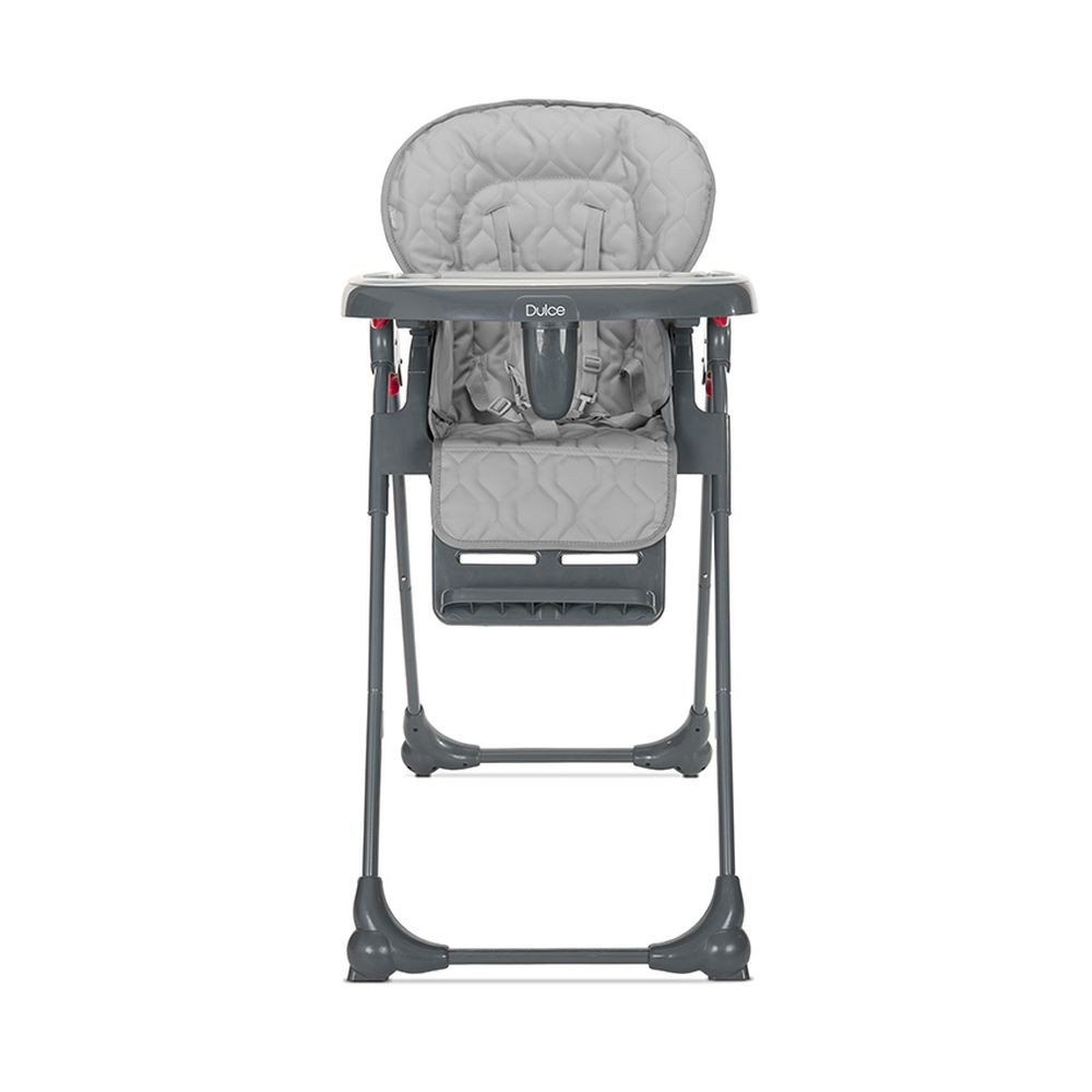 Una trona gris para bebé con asiento y respaldo acolchados y cinturones de seguridad. Está sobre un fondo blanco.
