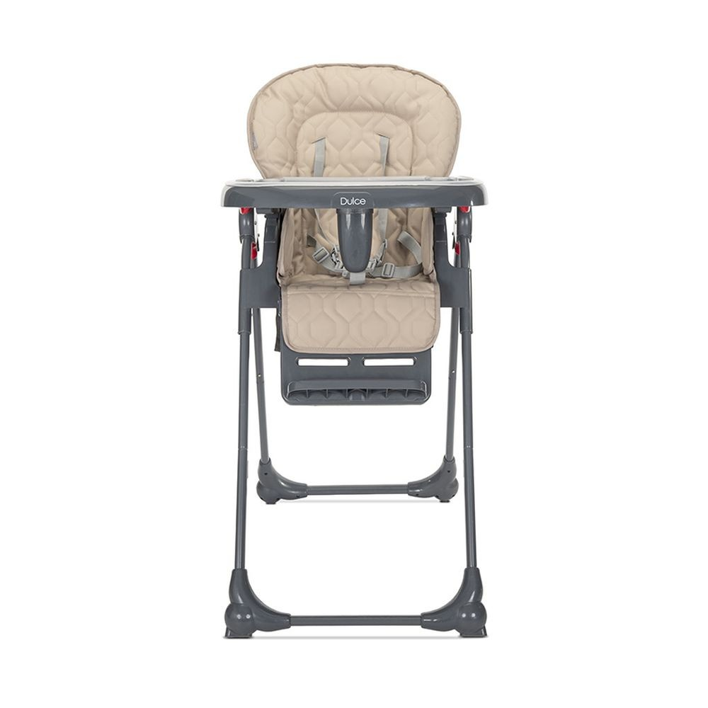 Una trona beige para bebés con bandeja. Tiene asiento y respaldo acolchados. Patas y marco grises. La palabra 'Dulce' está en la bandeja.