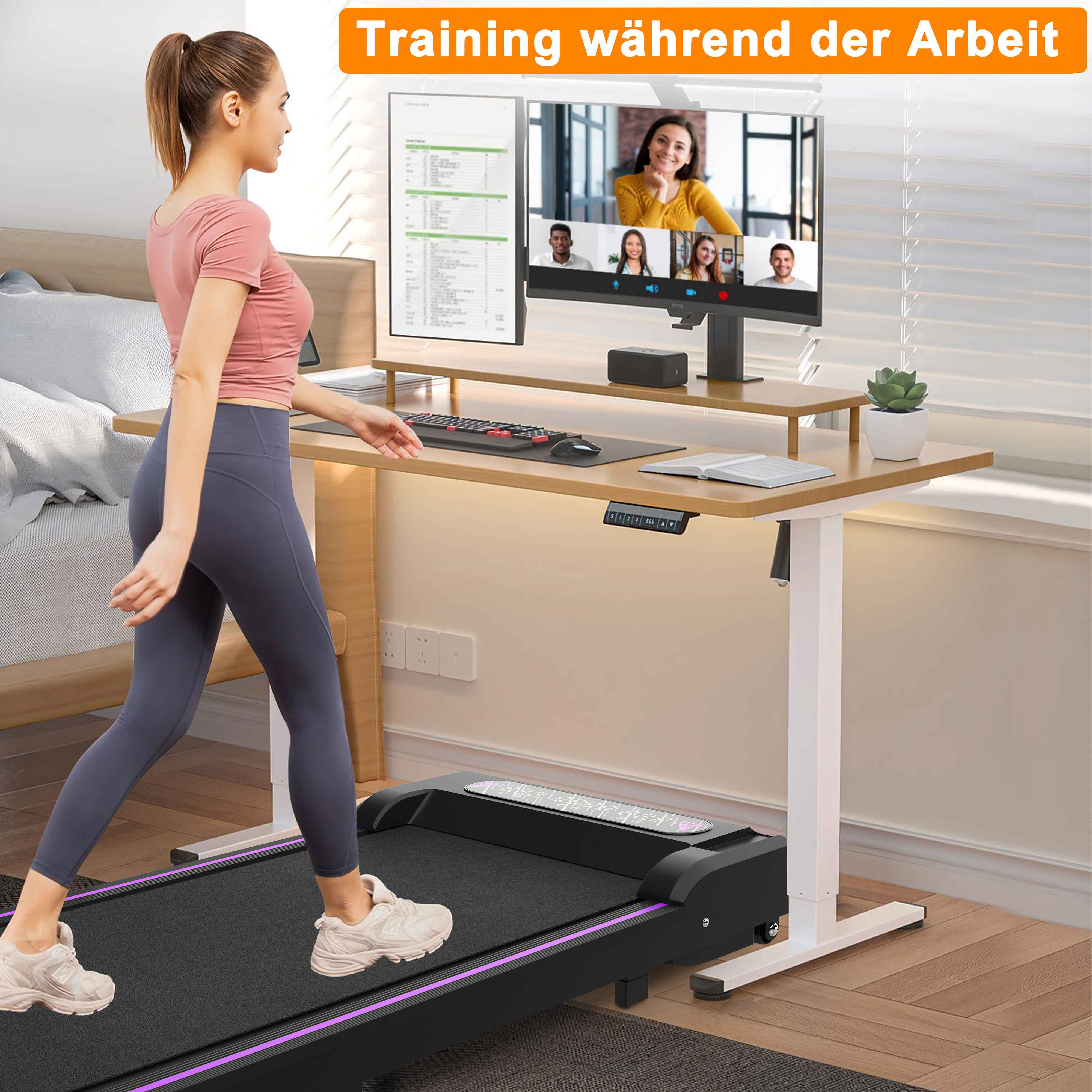 Eine Frau geht auf einem Laufband. Ein Schreibtisch mit Monitor mit Videoanruf ist hinter ihr.