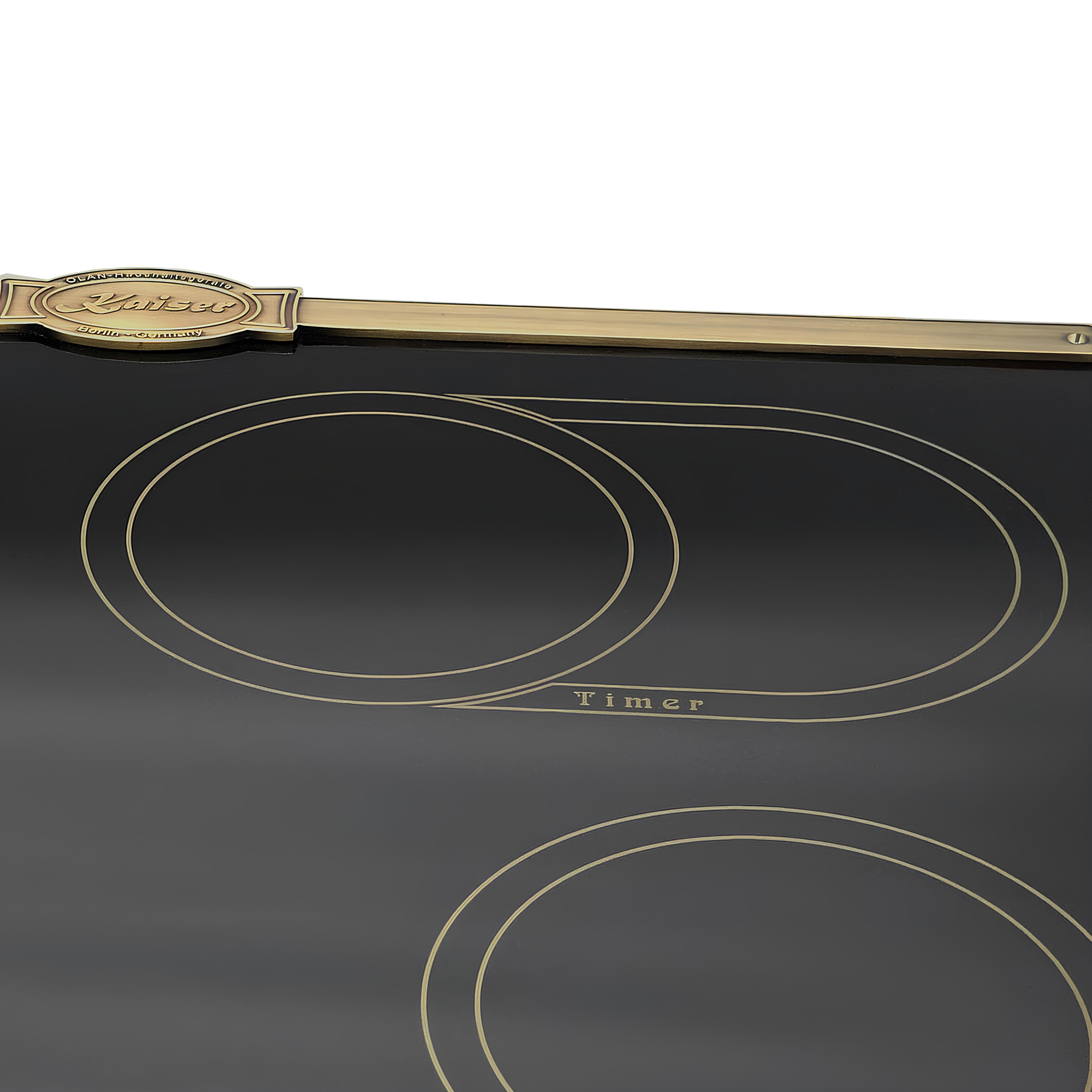 Piano cottura nero con finiture dorate e contorni dei bruciatori. Logo 'Klarise' e scritta 'Timer'.