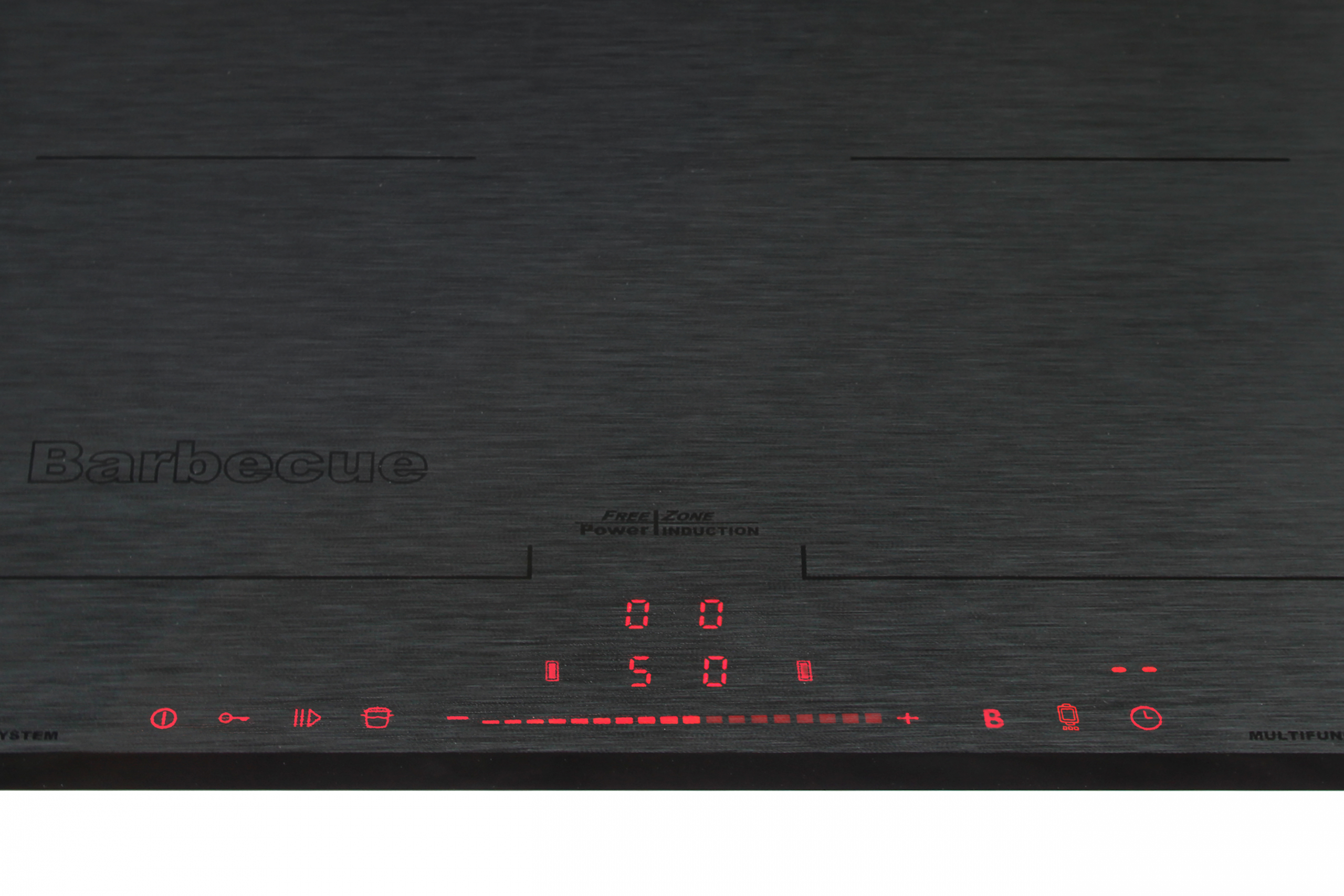Piano cottura a induzione nero con display rosso che mostra 00 50. Con etichette 'Barbecue' e 'Free Zone Power Induction'.