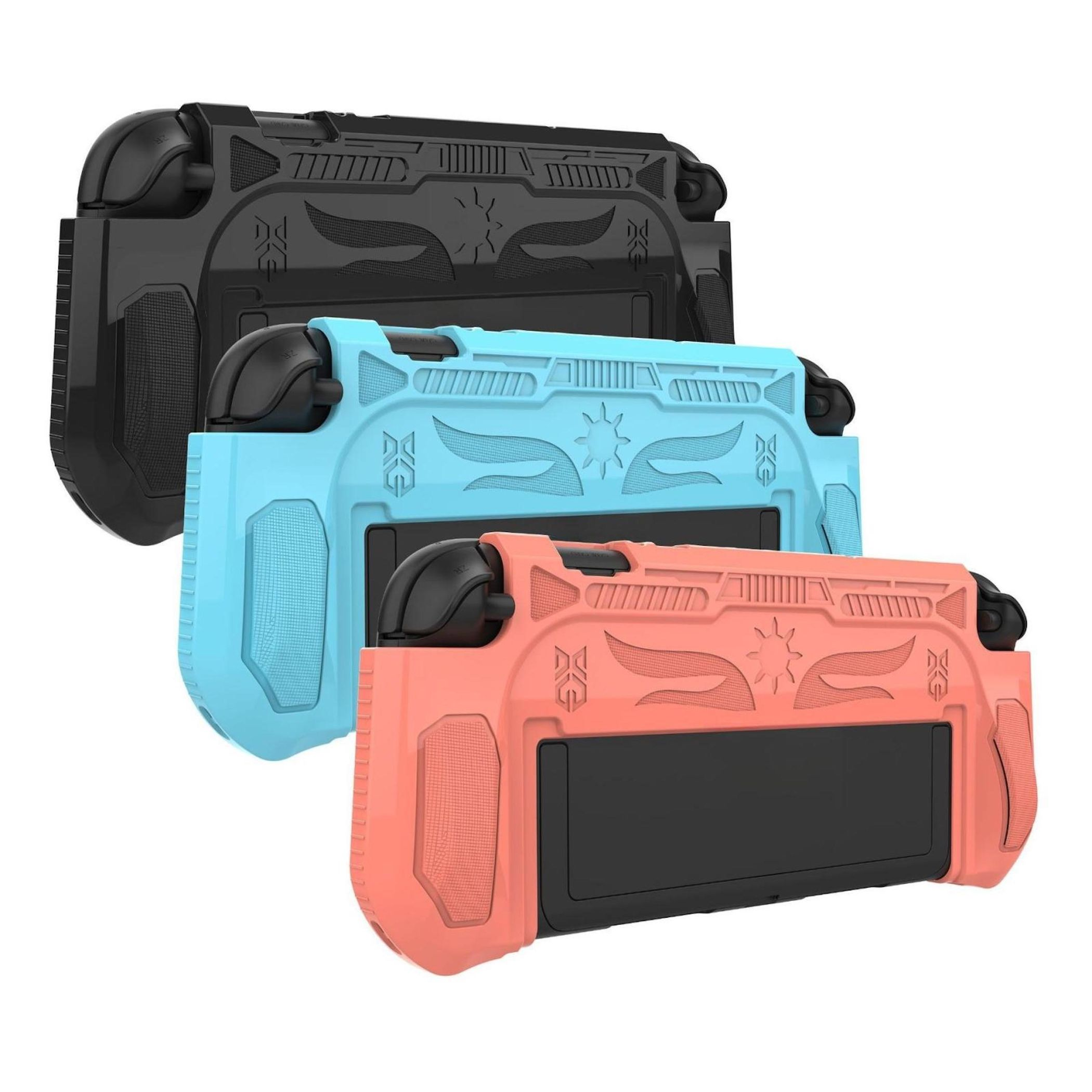 Drei Spielkonsolenhüllen in Schwarz, Blau und Koralle, jede mit detailliertem Design.