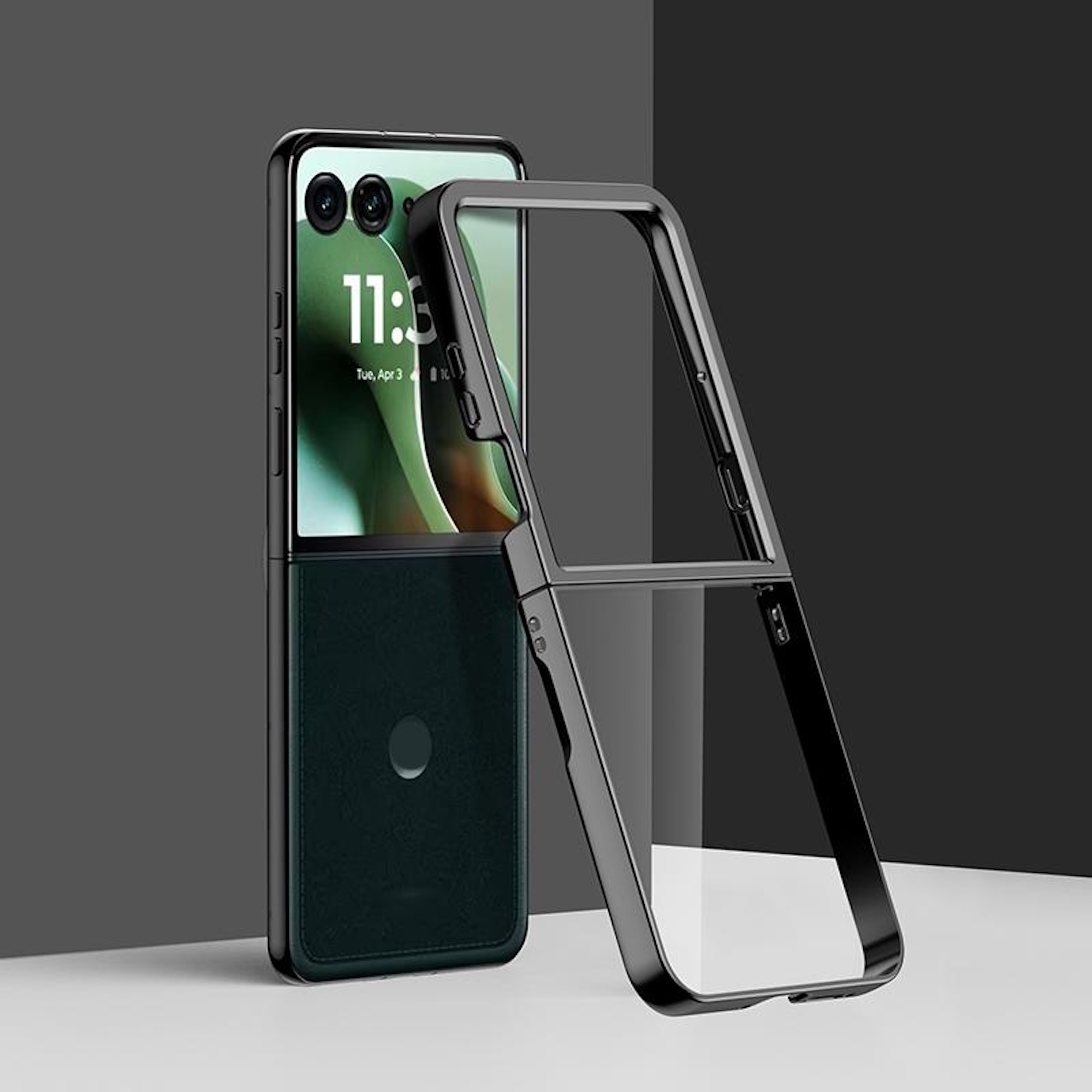 Ein zusammengeklapptes Smartphone mit schwarzem Gehäuse. Es befindet sich auf dunklem Hintergrund.