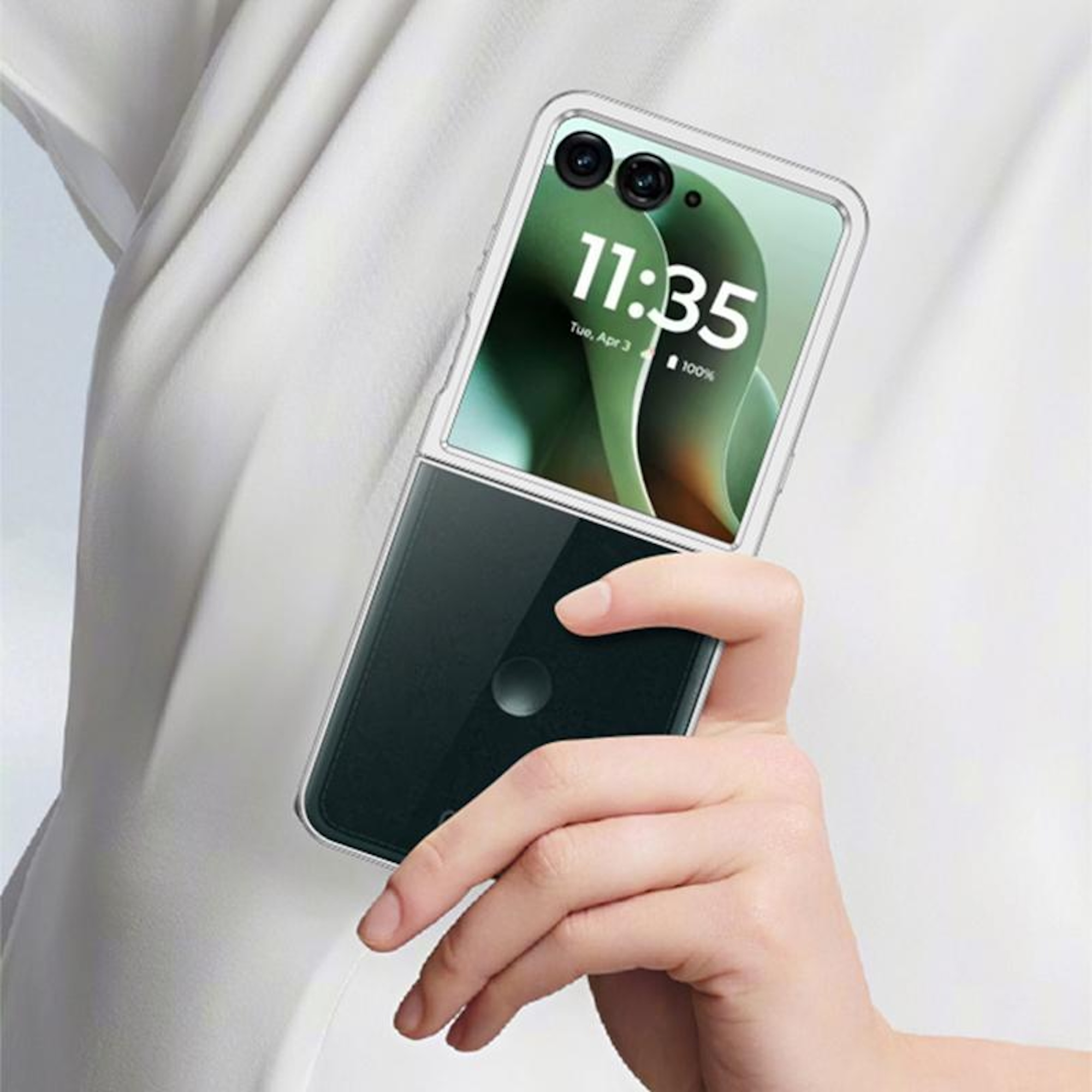 Eine Hand hält ein teilweise geöffnetes, klar umhülltes, faltbares Telefon. Der Bildschirm zeigt 11:35. Der Hintergrund ist weiß.
