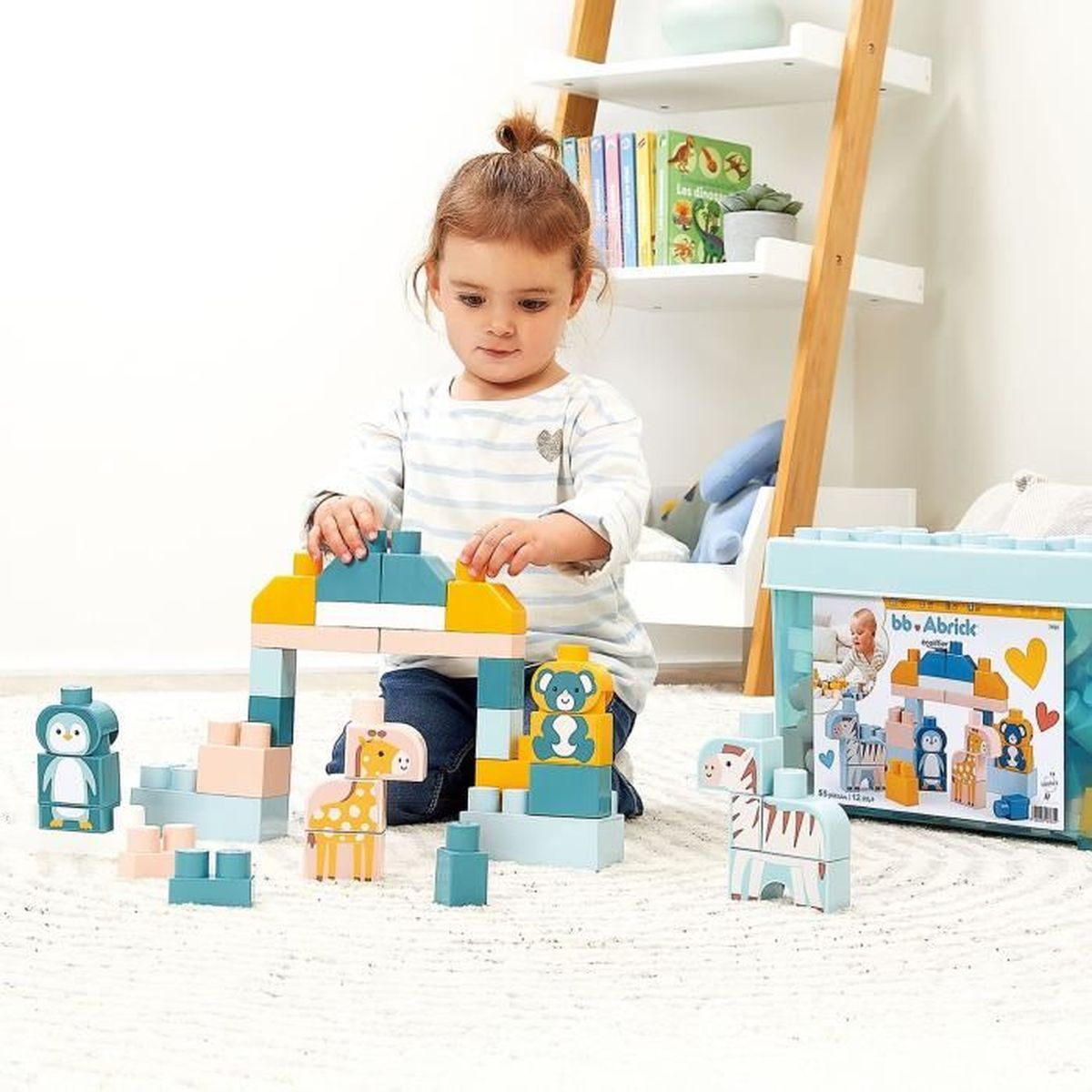 Un bambino costruisce con blocchi colorati, tra cui forme di animali. Sullo sfondo una libreria con libri e una scatola per riporre i blocchi.