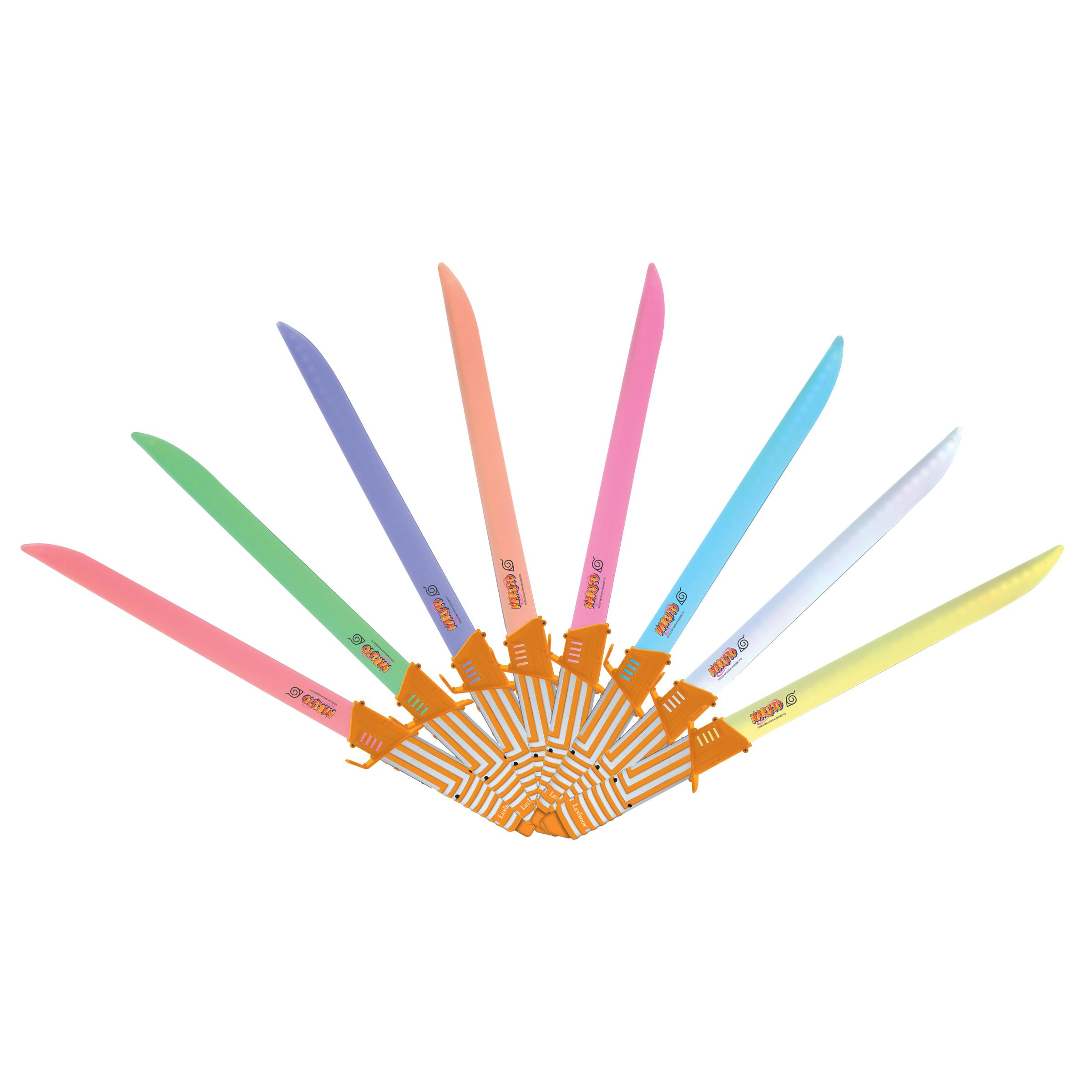 Un ventaglio di spade giocattolo colorate. Ogni spada ha un colore diverso. Sono disposte a ventaglio su sfondo bianco.