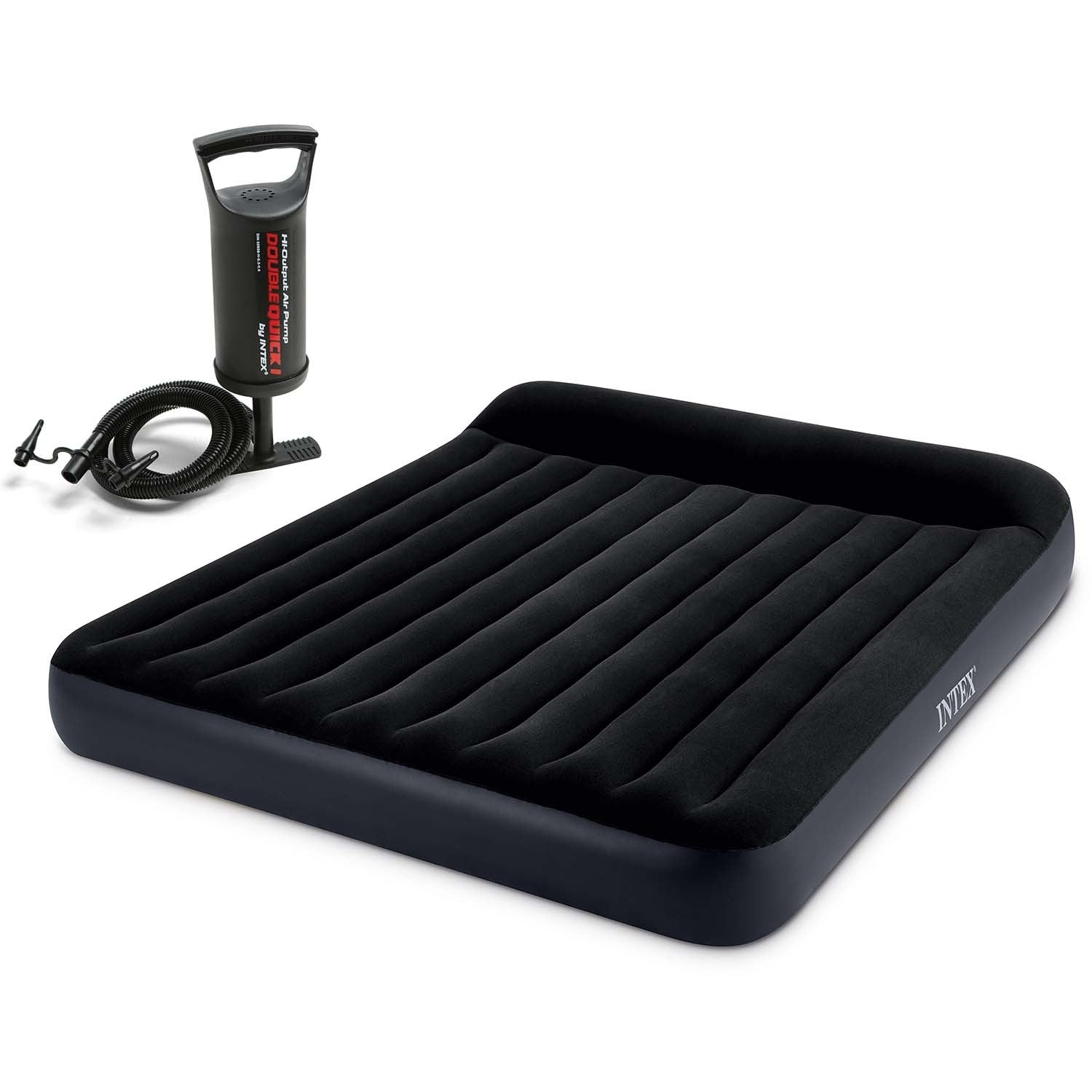 Un colchón inflable negro con una bomba manual. El colchón es rectangular con superficie acanalada. La bomba es negra y roja.