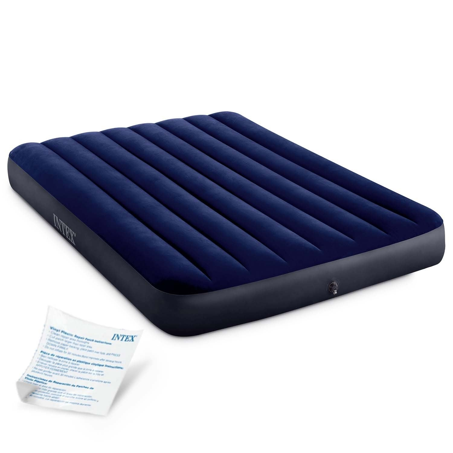 Un colchón inflable Intex azul oscuro sobre una superficie blanca. Un pequeño kit de reparación visible en la esquina inferior izquierda.