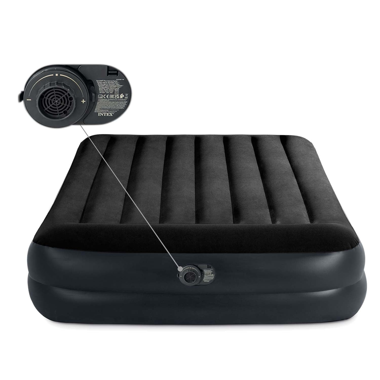 Una cama de aire Intex negra con una bomba adjunta. La cama es rectangular con crestas verticales. La bomba es negra y circular.