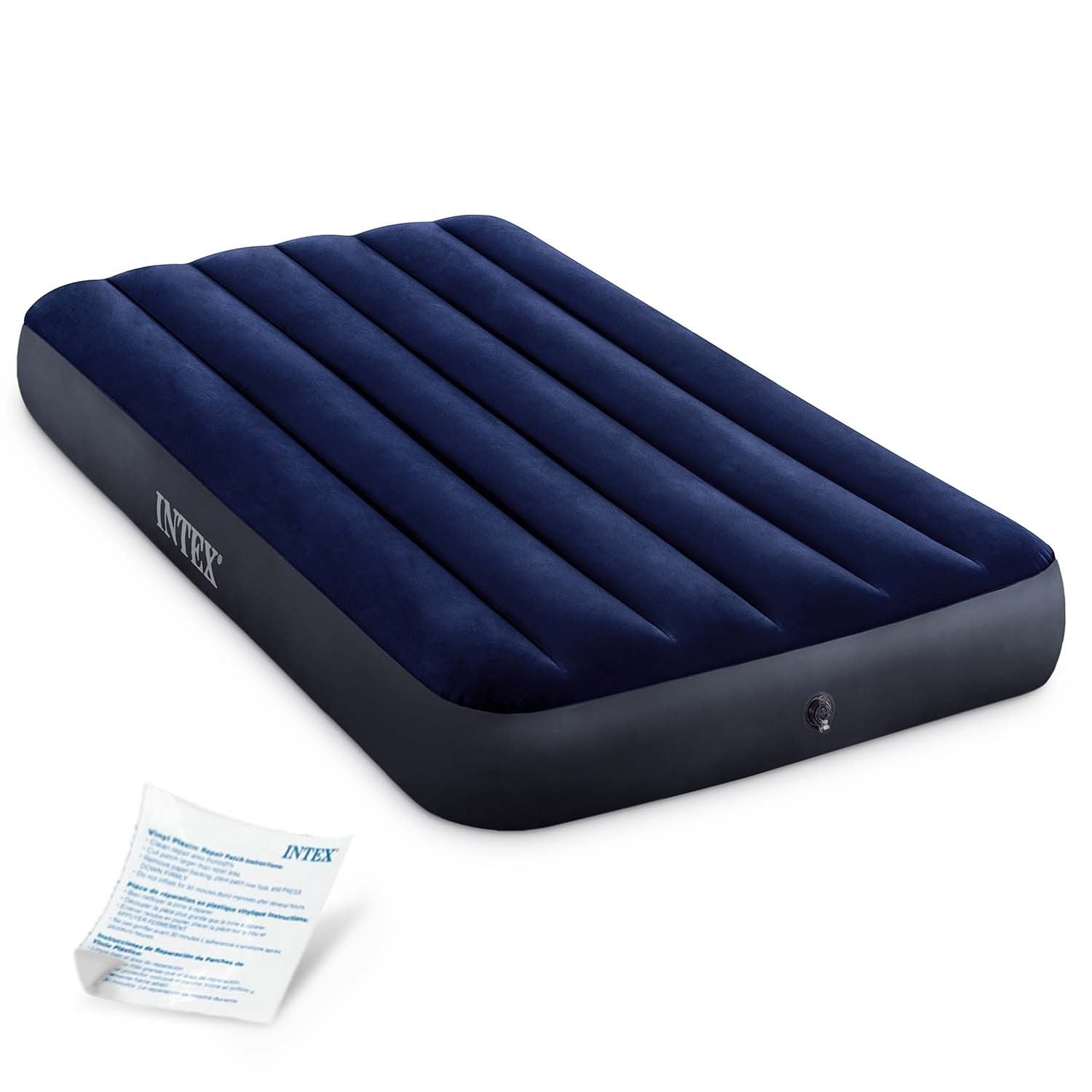 Un colchón de aire Intex azul marino, con base gris oscuro y una hoja de instrucciones. El colchón está inflado.