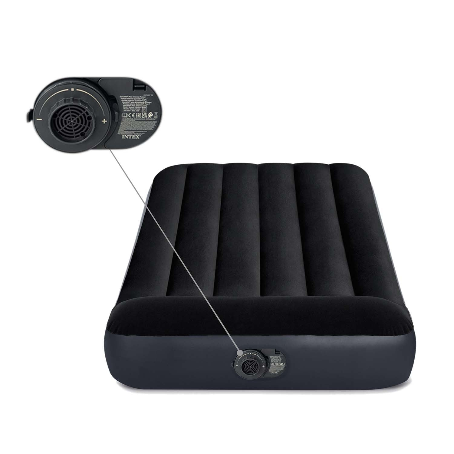 Colchón inflable negro con bomba adjunta. La bomba es negra y gris, con la marca INTEX.