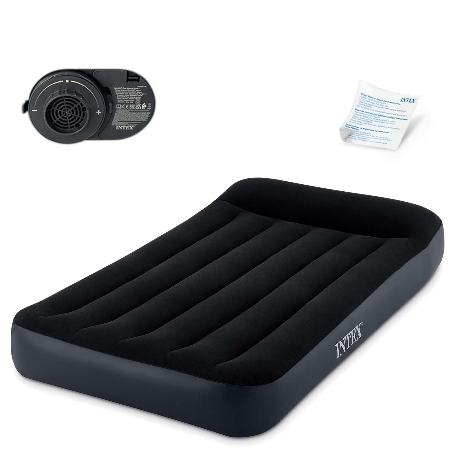 Un colchón inflable Intex negro con una bomba y un papel de reparación sobre un fondo blanco. El colchón tiene una superficie acanalada.