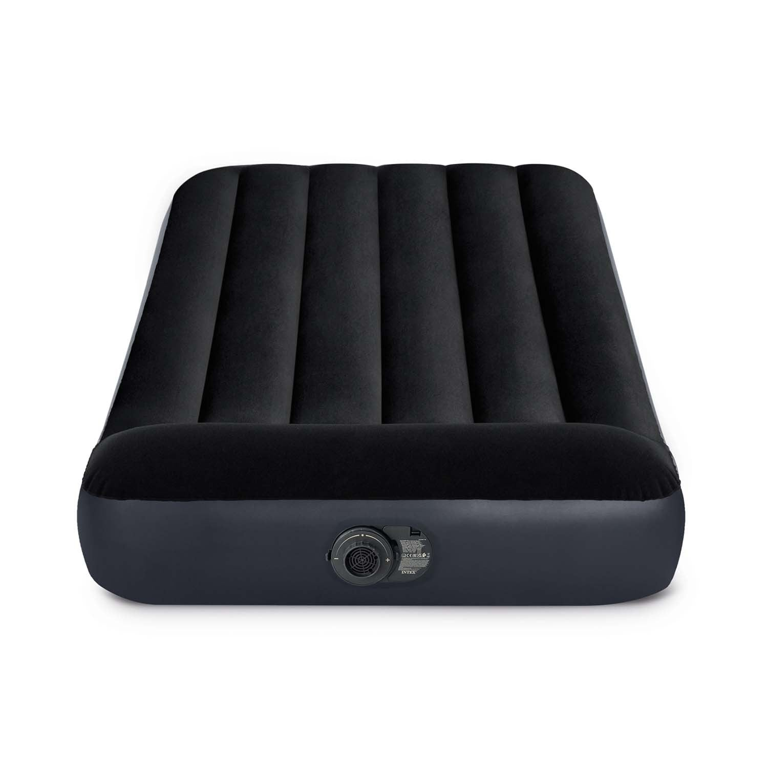 Un colchón inflable negro con crestas verticales. Tiene una base redondeada y una válvula de inflado, aislado sobre blanco.
