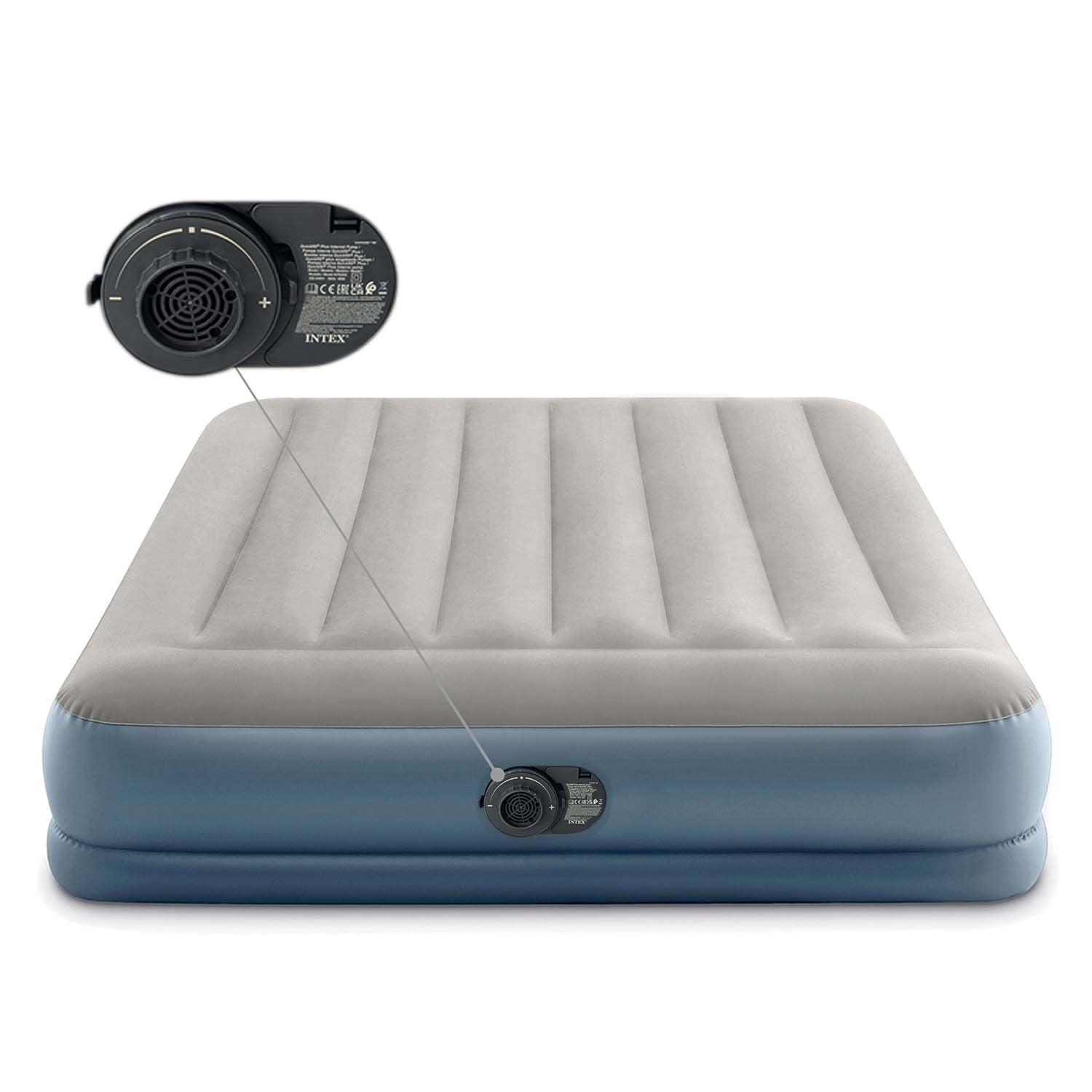 Una cama inflable, parte superior gris y base azul, con una bomba adjunta. La bomba y la cama están conectadas por un tubo delgado.