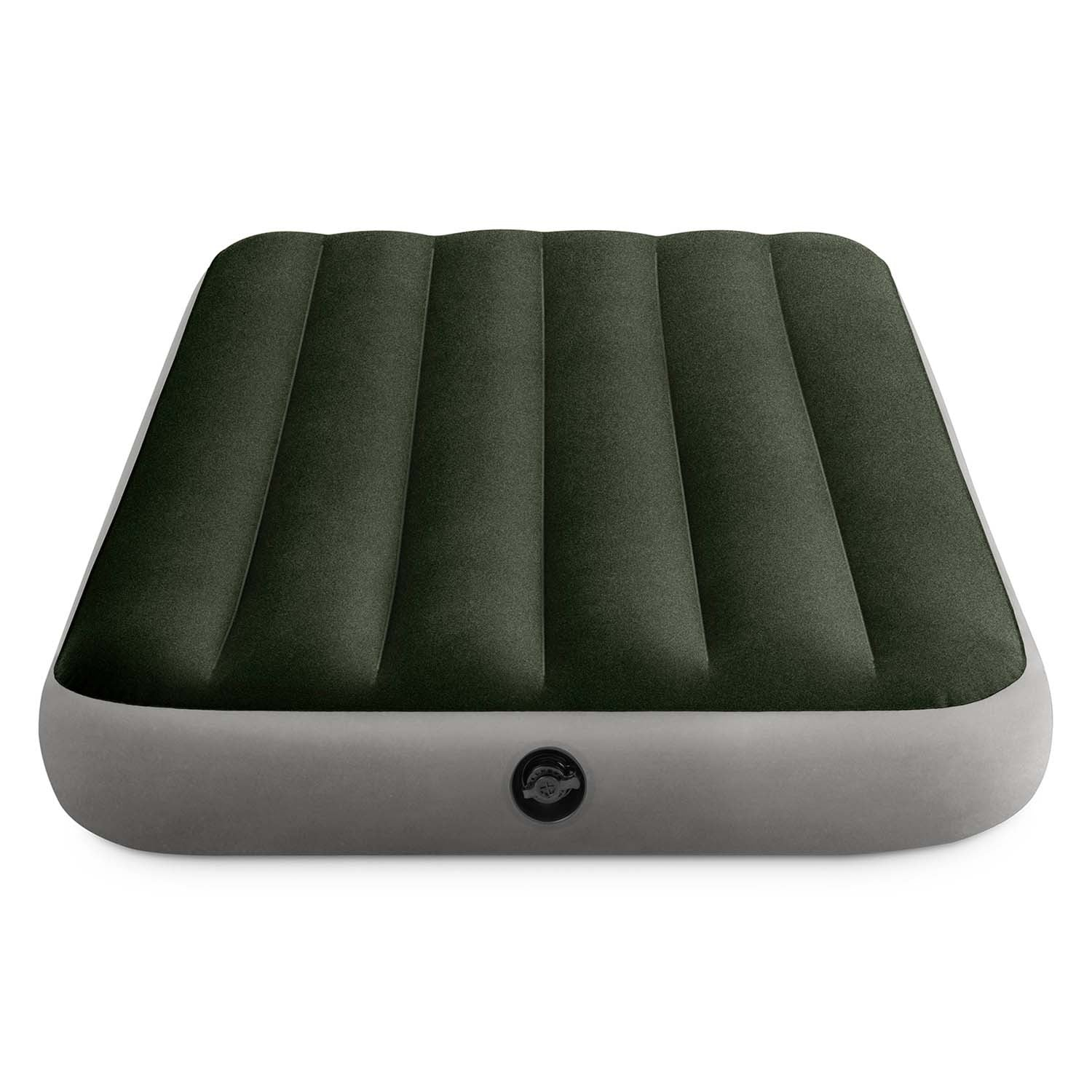 Un colchón de aire verde oscuro y gris aislado sobre fondo blanco. Tiene una parte superior acanalada y una base gris con válvula.