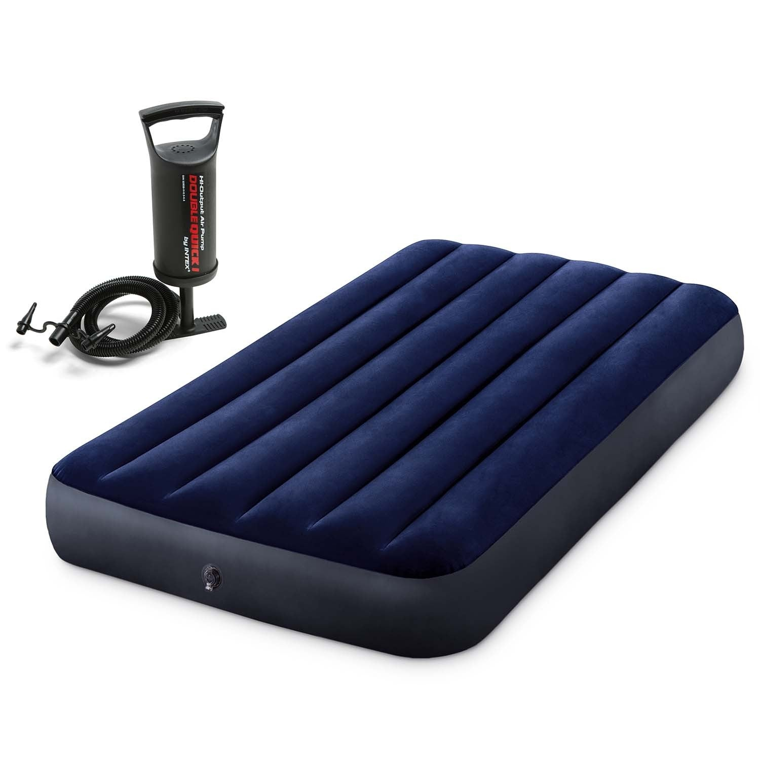 Un colchón inflable azul oscuro con una bomba negra. El colchón es rectangular con una superficie acanalada.