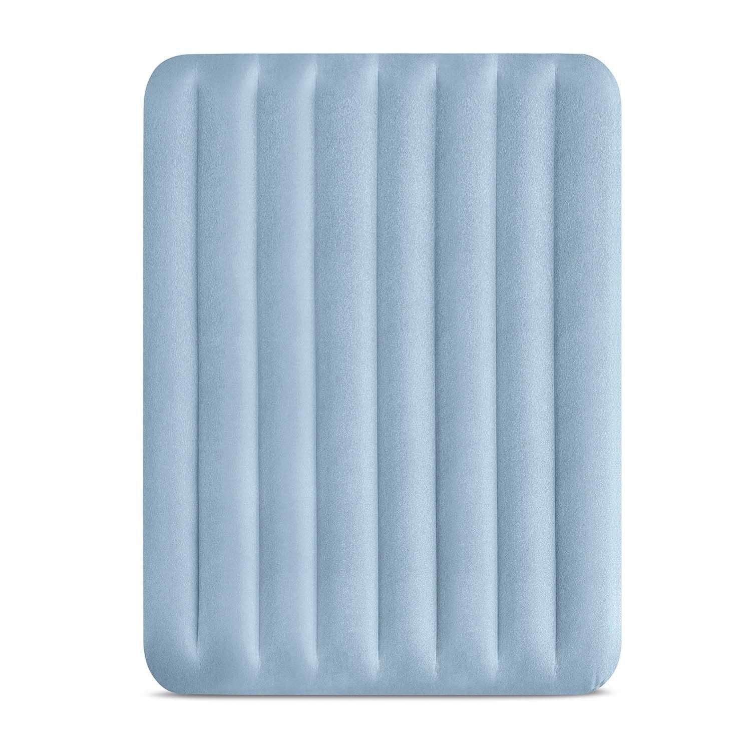 Un colchón de aire rectangular azul claro con secciones verticales elevadas. Esquinas redondeadas y una superficie lisa y texturizada.