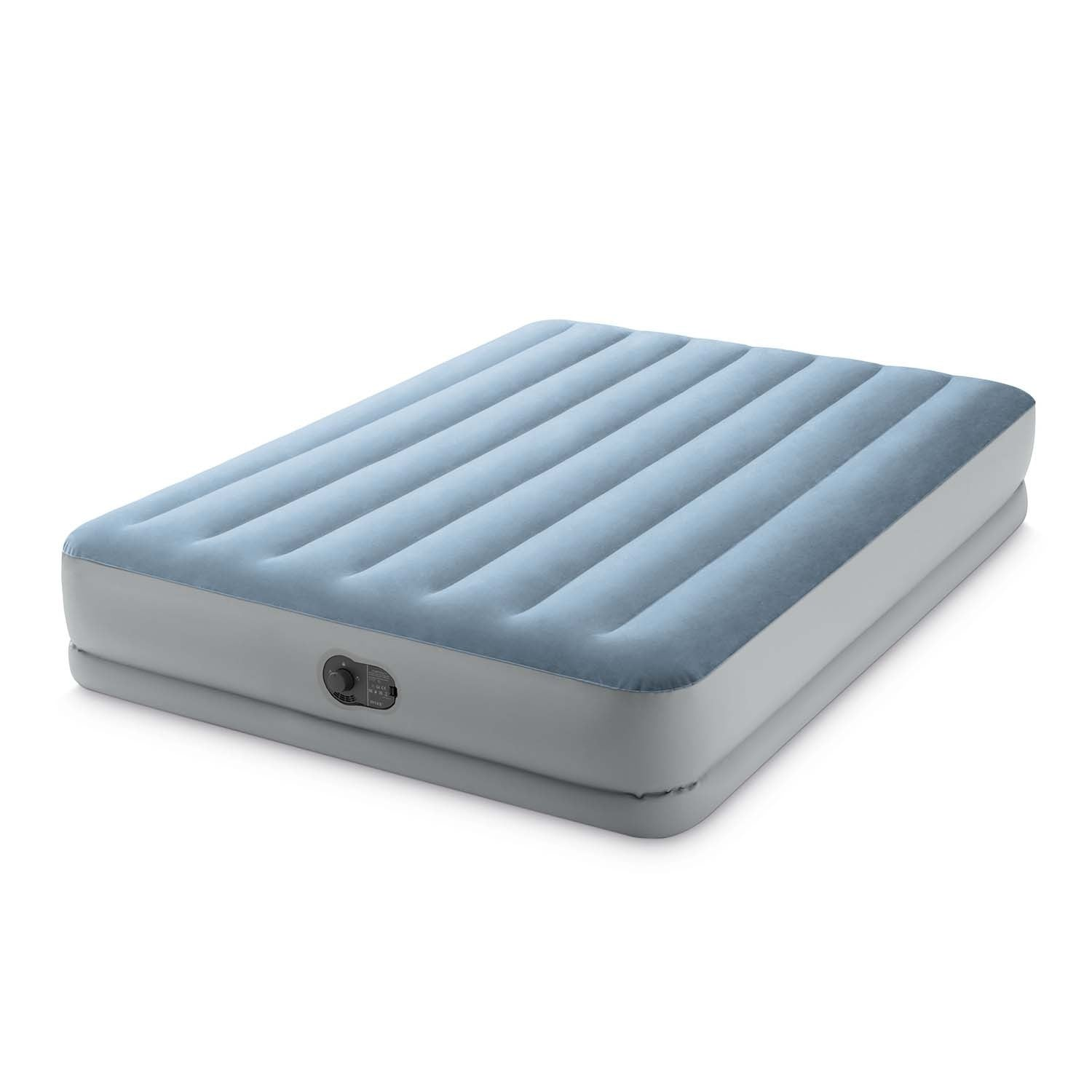 Un colchón inflable azul y gris, con una parte superior texturizada y una válvula en el costado, aislado sobre fondo blanco.