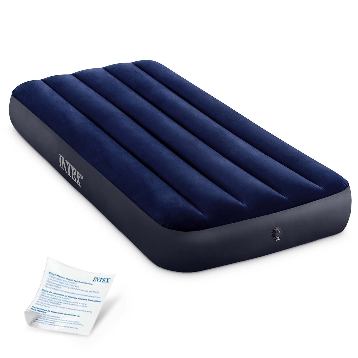 Un colchón de aire Intex azul marino. El colchón es rectangular con una parte superior texturizada y una válvula lateral. Un parche de reparación está debajo.