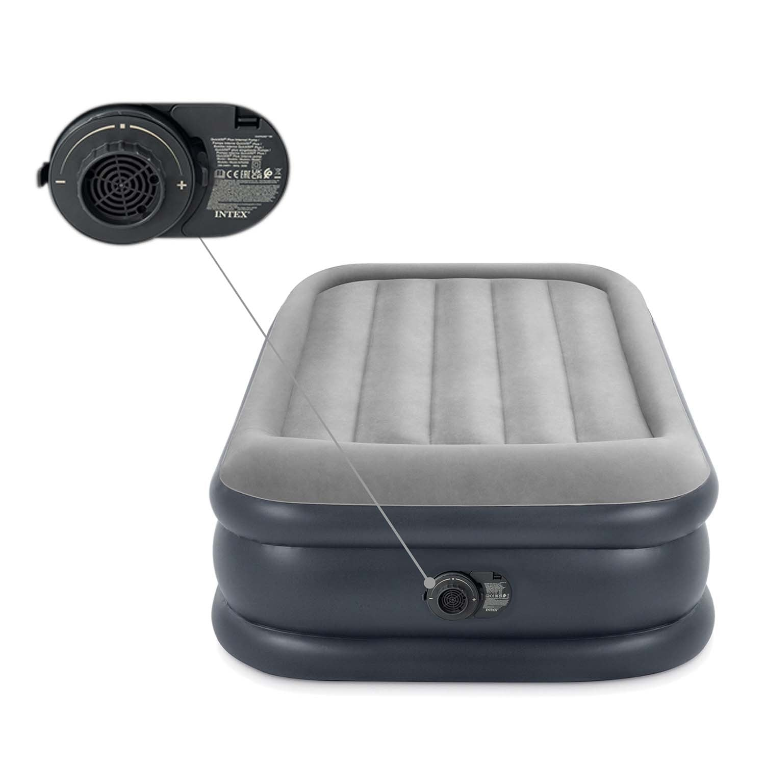 Una cama inflable con parte superior gris y base gris oscuro. Una bomba eléctrica está conectada.