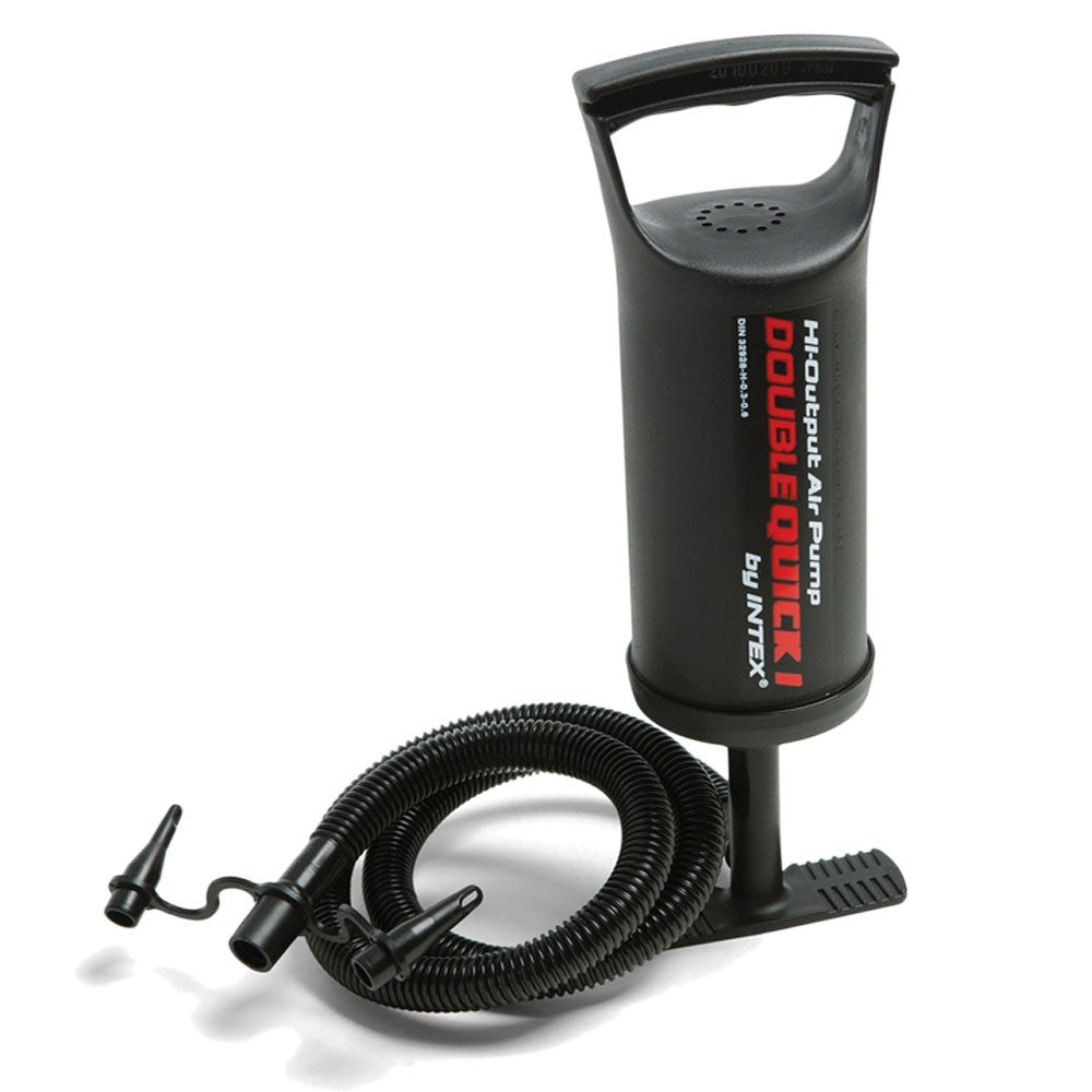 Una bomba de aire Intex Double Quick I negra con manguera y boquillas. La bomba es cilíndrica con asa. La manguera está enrollada.