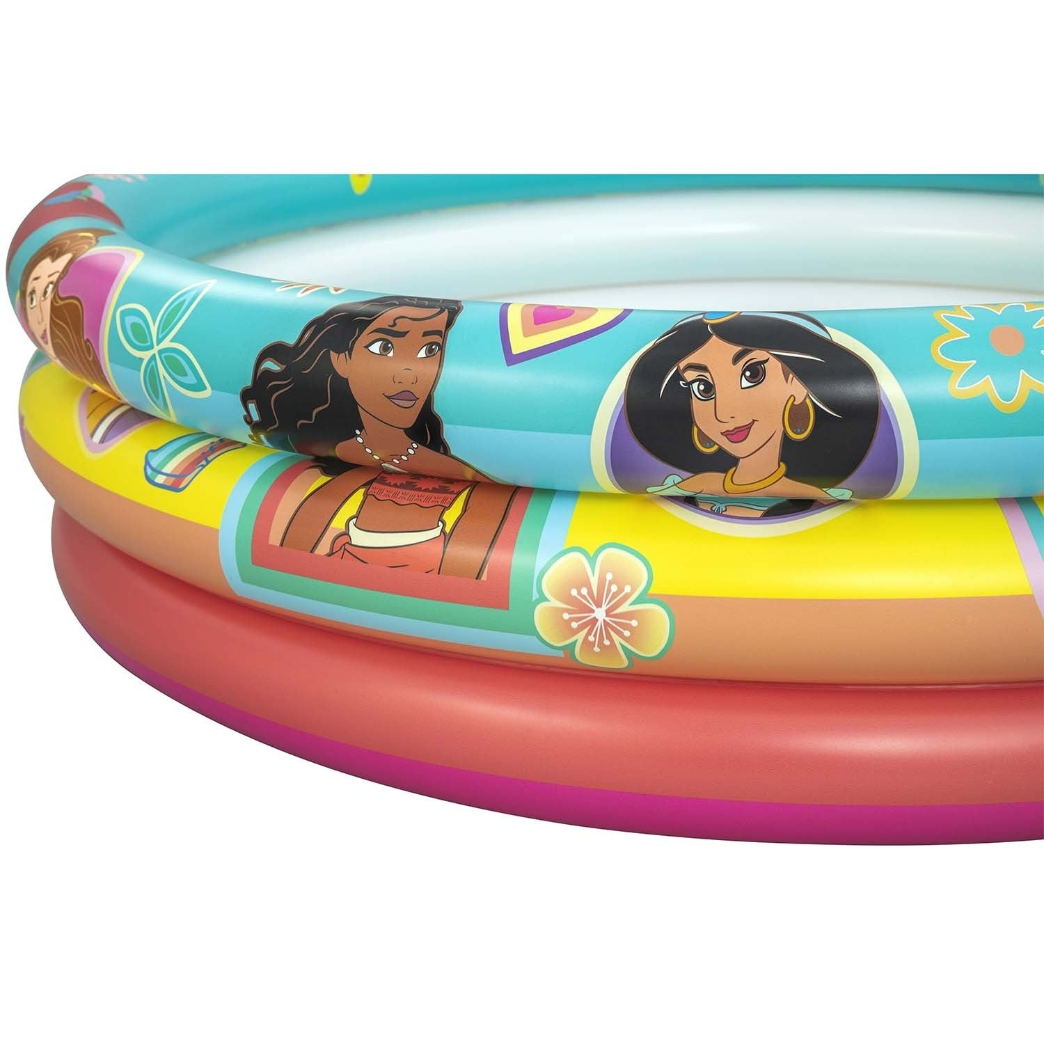 Una piscina inflable colorida con diseños de princesas Disney. Presenta a Moana y Jasmine, con patrones florales y geométricos.