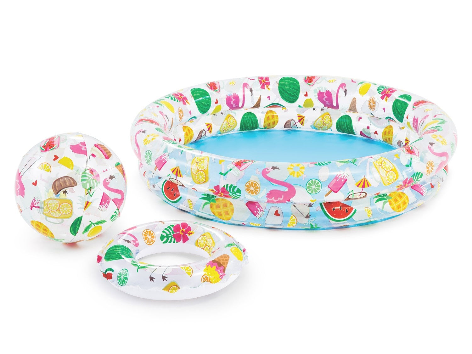 Una piscina inflable, una pelota de playa y un anillo están decorados con flamencos, frutas y helados sobre un fondo blanco.