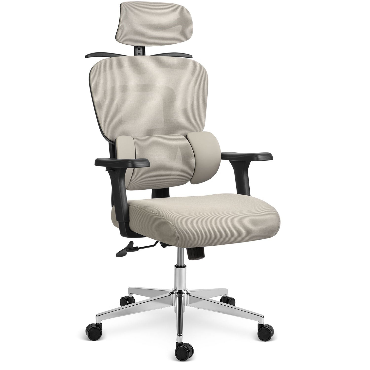 Una silla de oficina con reposacabezas, respaldo, reposabrazos y asiento. Tiene tela beige y detalles negros. La base es plateada con ruedas.