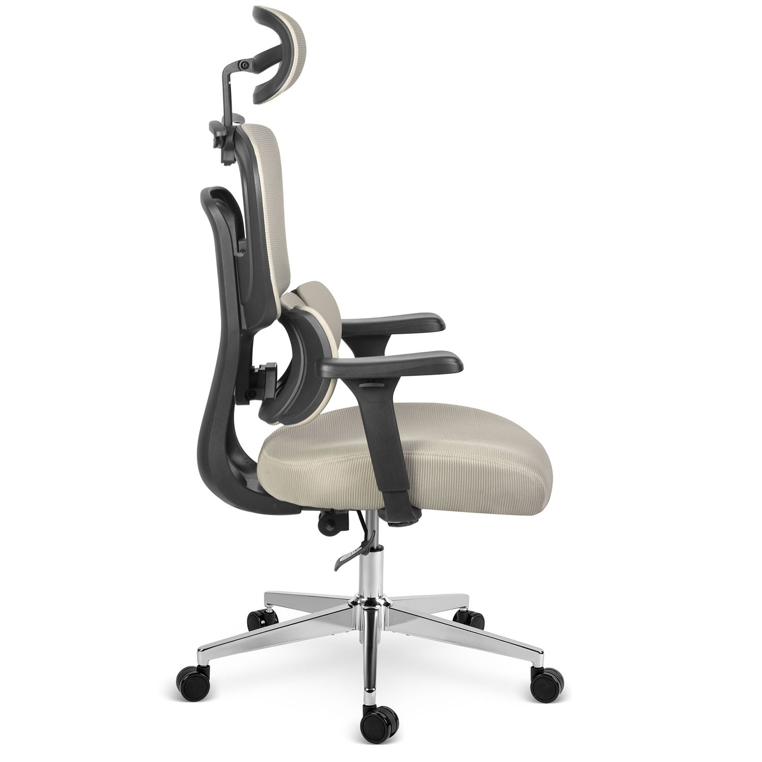 Una silla de oficina con estructura negra, respaldo y asiento de malla beige, reposabrazos y reposacabezas sobre fondo blanco.