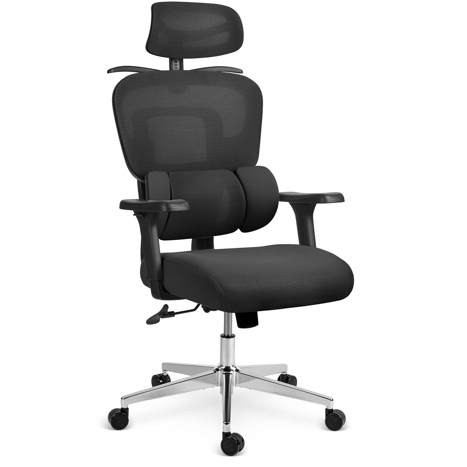 Una silla de oficina ergonómica negra. Tiene reposacabezas, respaldo, reposabrazos y asiento. Está sobre una base cromada con ruedas.