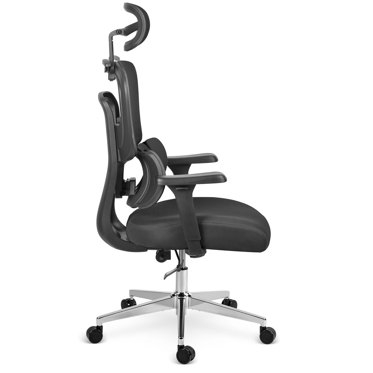 Una silla de oficina ergonómica negra. Tiene reposacabezas, reposabrazos, respaldo de malla y asiento acolchado. La base es plateada con ruedas.