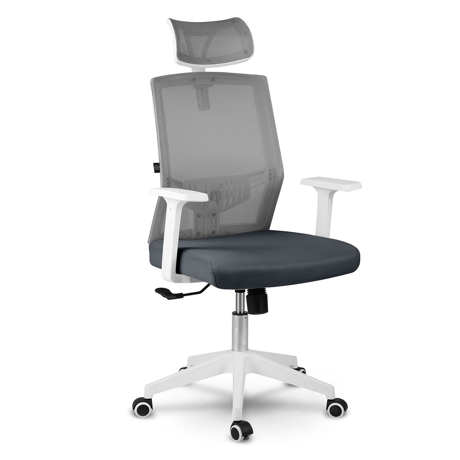 Una silla de oficina con respaldo y asiento de malla gris, marco blanco, reposabrazos y reposacabezas. Tiene ruedas y una palanca.