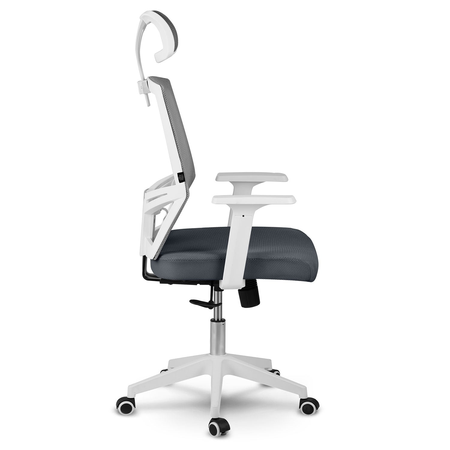 Una silla de oficina blanca y gris. La silla tiene reposacabezas, reposabrazos, respaldo de malla y asiento acolchado. Se apoya en una base blanca con ruedas.