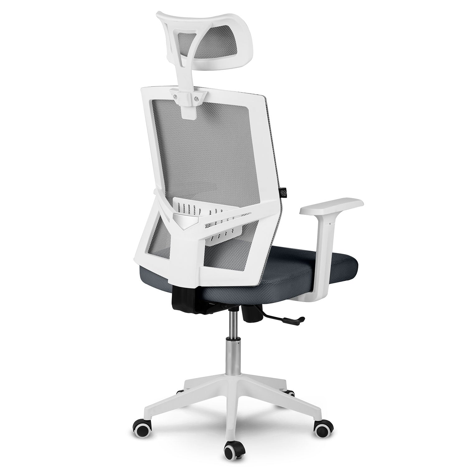 Silla de oficina blanca y gris. Cuenta con reposacabezas, respaldo de malla, apoyabrazos y base de cinco estrellas con ruedas.