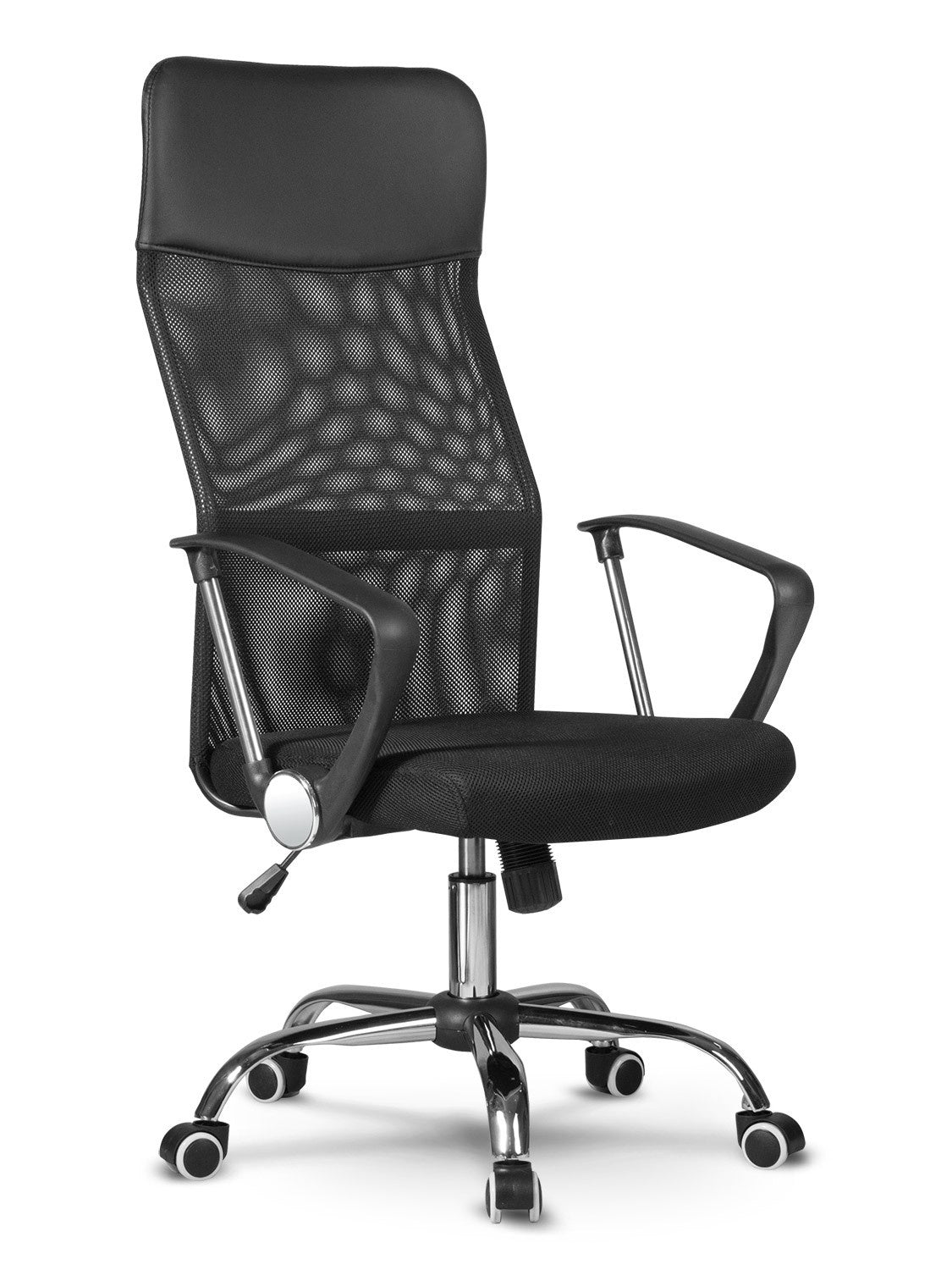 Una silla de oficina negra con respaldo y asiento de malla, base y reposabrazos cromados, y cinco ruedas, sobre fondo blanco.