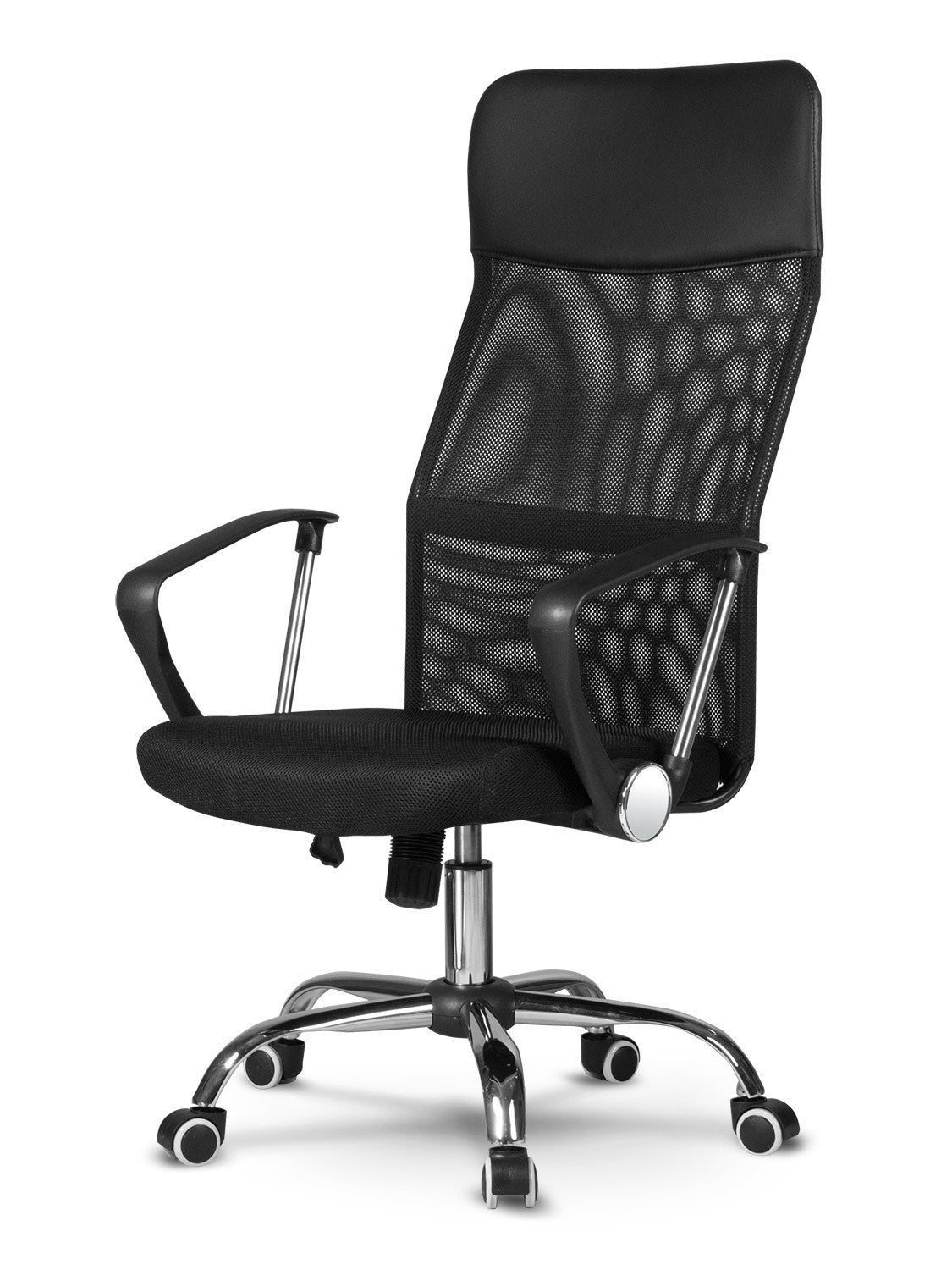 Una silla de oficina de malla negra. Tiene respaldo alto, reposabrazos y base cromada con ruedas. La silla está sobre un fondo blanco.