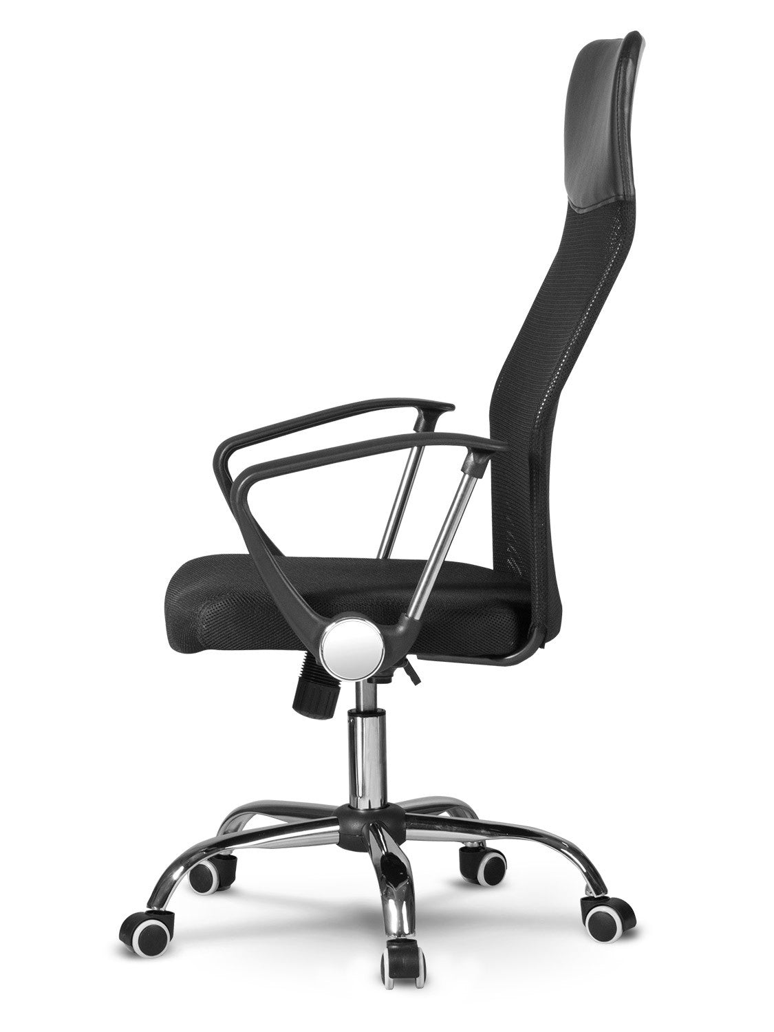 Una silla de oficina negra con respaldo y reposacabezas de malla, base cromada, reposabrazos y cinco ruedas. El fondo es blanco.