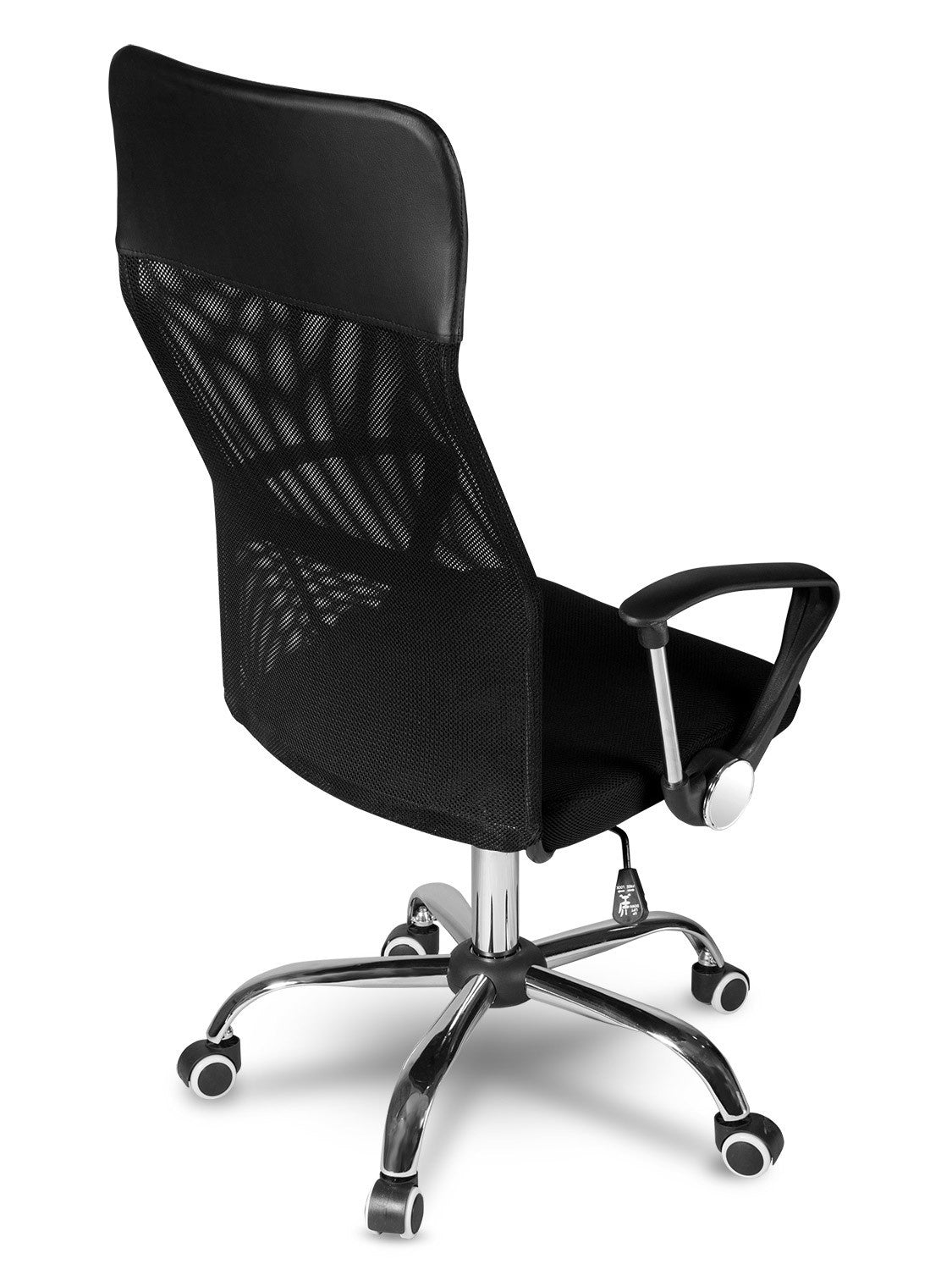 Una silla de oficina negra con respaldo de malla, reposabrazos y base cromada con ruedas, en ángulo a la derecha sobre fondo blanco.
