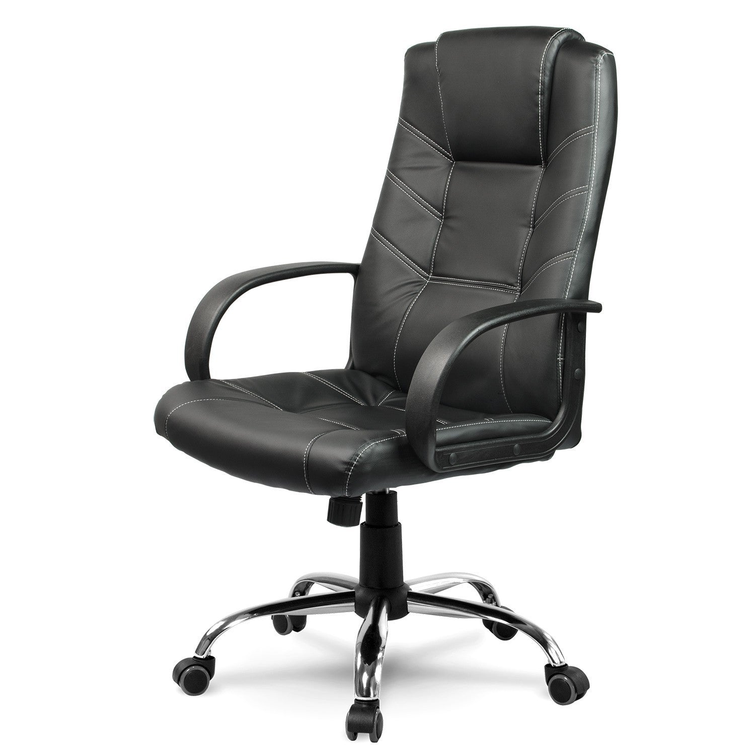 Silla de oficina negra con costuras blancas sobre fondo blanco. Tiene reposabrazos y base cromada con ruedas.