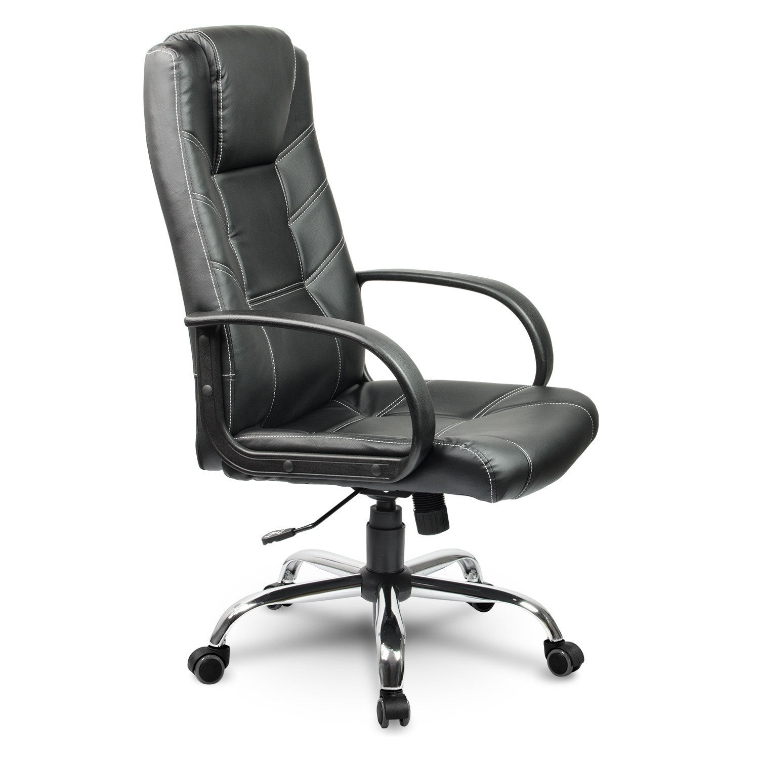 Silla de oficina negra con costuras blancas, reposabrazos curvos y base cromada con ruedas, sobre fondo blanco.