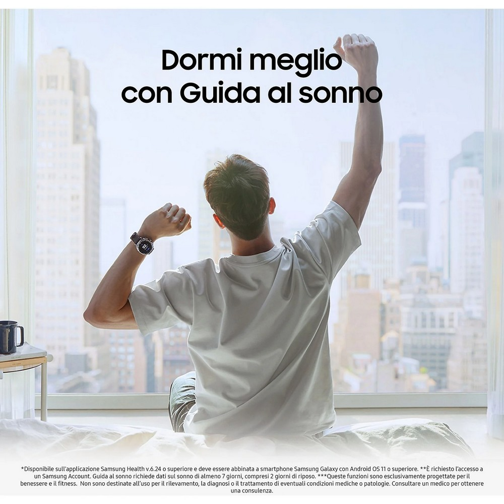 Uomo che si allunga, con orologio, su un letto, con paesaggio urbano. Testo: Dormi meglio con la guida al sonno.