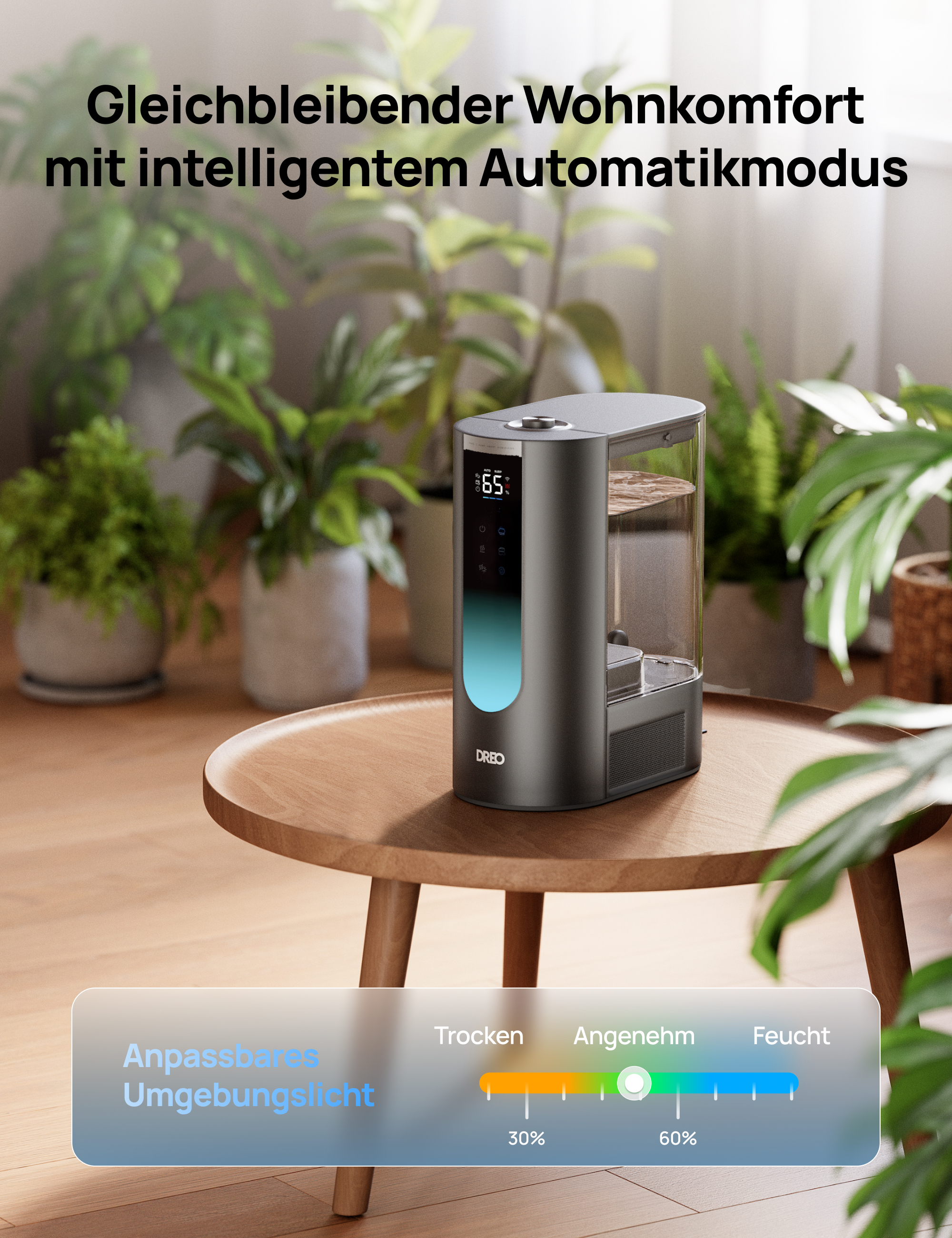 Ein schwarzer Luftbefeuchter mit Digitalanzeige steht auf einem Holztisch, umgeben von Pflanzen.