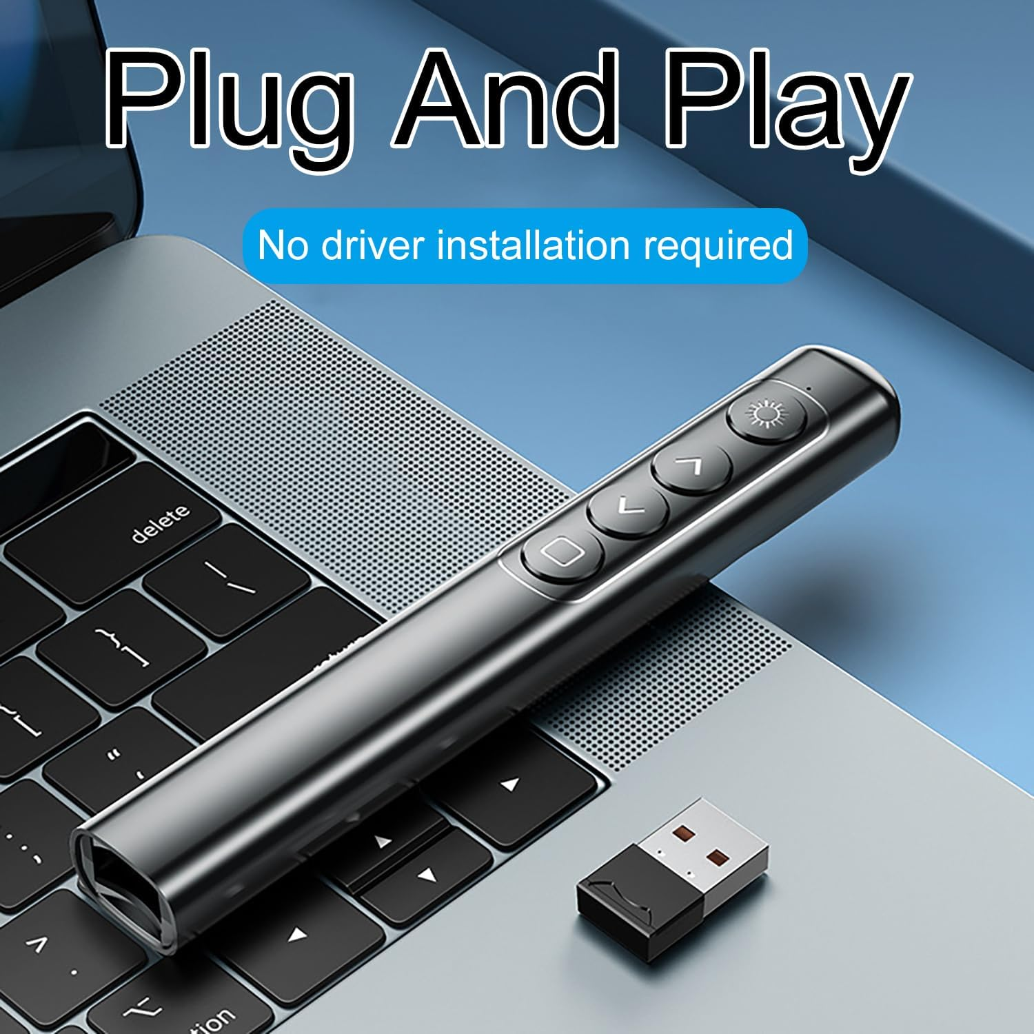 Eine silberne Präsentationsfernbedienung und ein USB-Empfänger liegen auf einer Laptop-Tastatur. Text lautet 'Plug and Play' und 'Keine Treiberinstallation erforderlich'.