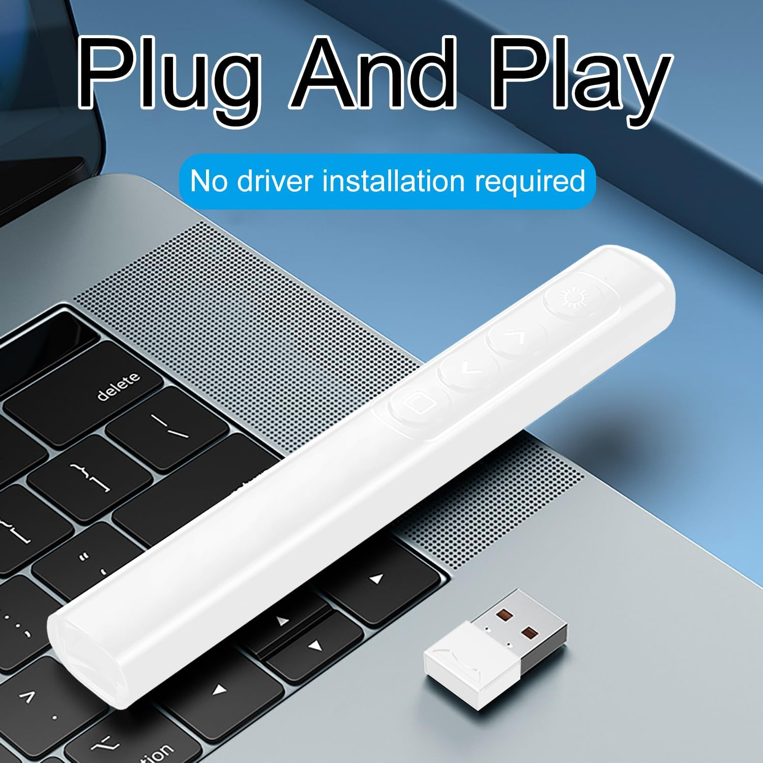 Eine weiße Präsentationsfernbedienung und ein USB-Empfänger liegen auf einer Laptop-Tastatur. Der Text lautet 'Plug and Play' und 'Keine Treiberinstallation erforderlich'.