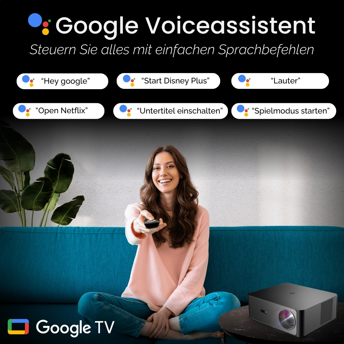 Mujer con mando a distancia, sonriendo, en sofá azul. Anuncio de Google Voice Assistant. Proyector en mesa, logo Google TV.