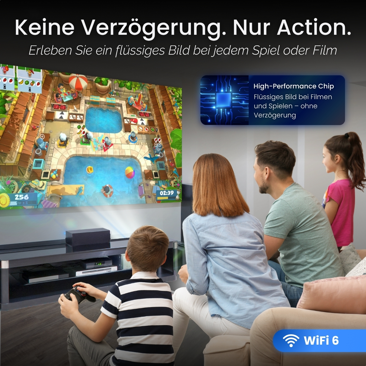 Una familia ve un videojuego en una pantalla grande. El niño tiene un controlador. El texto dice 'sin retraso. Solo acción'.